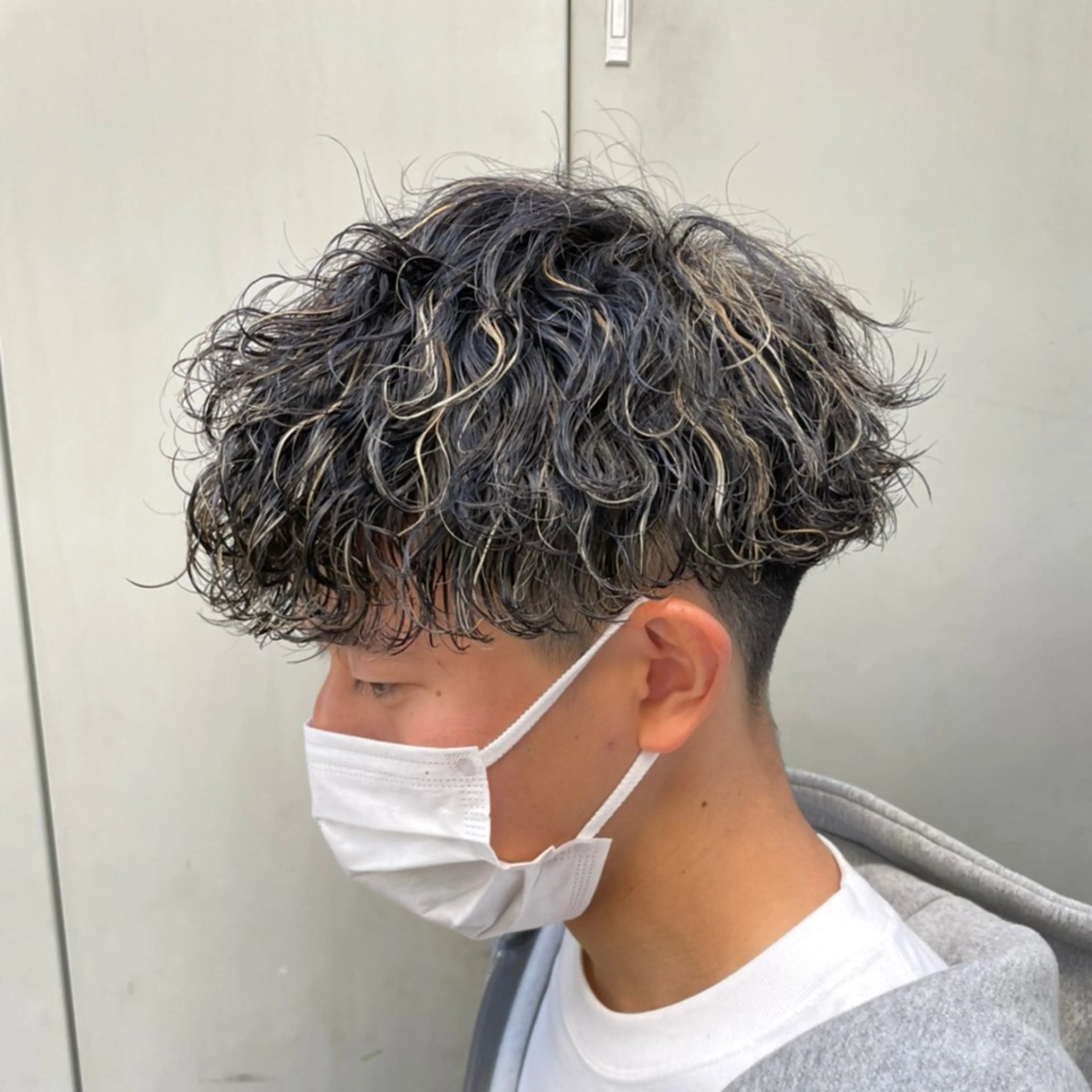 ショート カラー パーマ ヘアアレンジ メンズ メンズブリーチ センターパート メンズインナーカラー メンズ韓国風 メンズパーマ 仕上がり満足度No. 1🔥BLUCK🔥のヘアスタイル