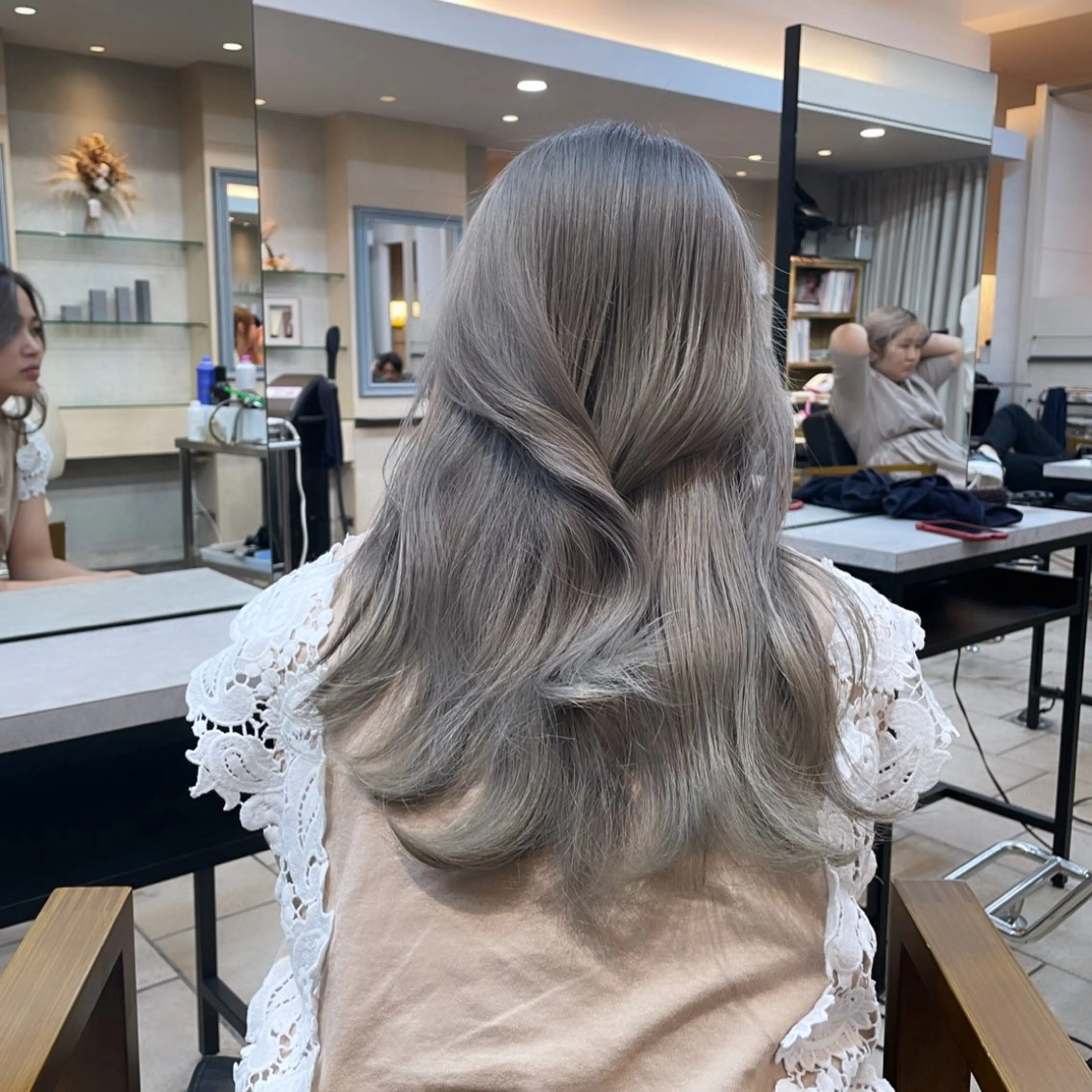 セミロング カラー 髪質改善 トリートメント ブリーチなしピンク 赤井龍斗のヘアスタイル