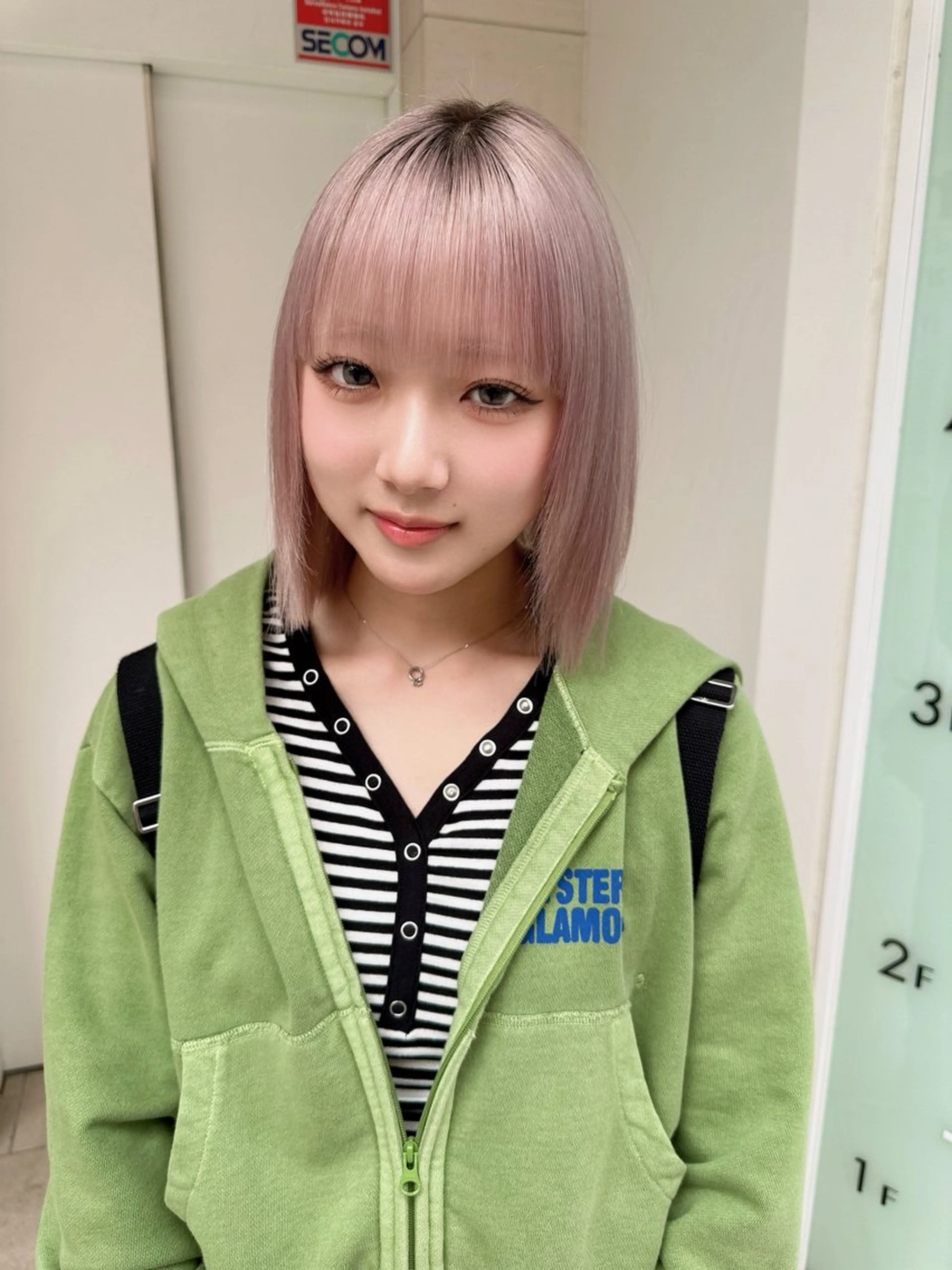 ミディアム カラー ハイトーン/ 縮毛矯正のヘアスタイル