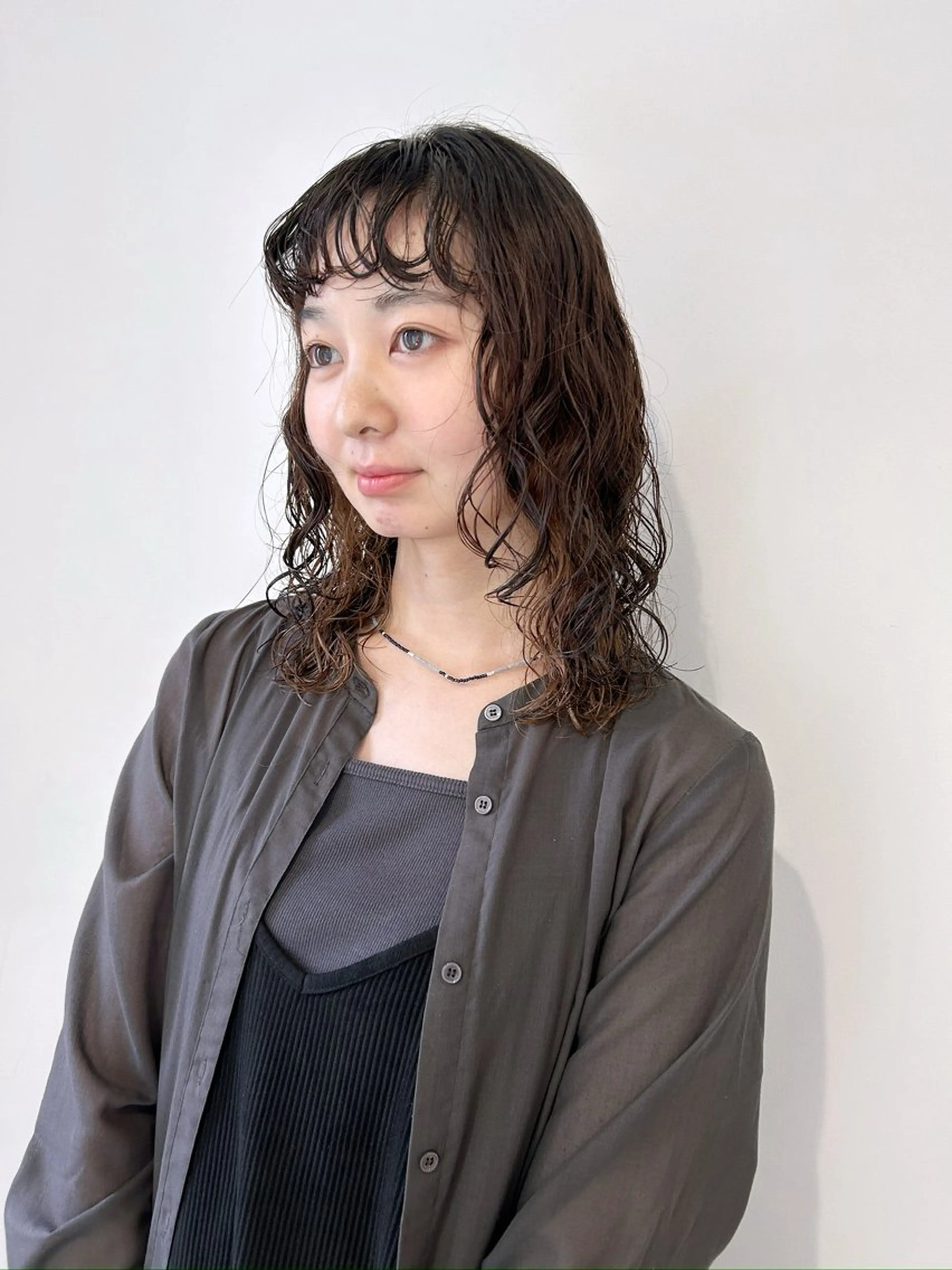 ミディアム カラー パーマ ENIF ツキのヘアスタイル