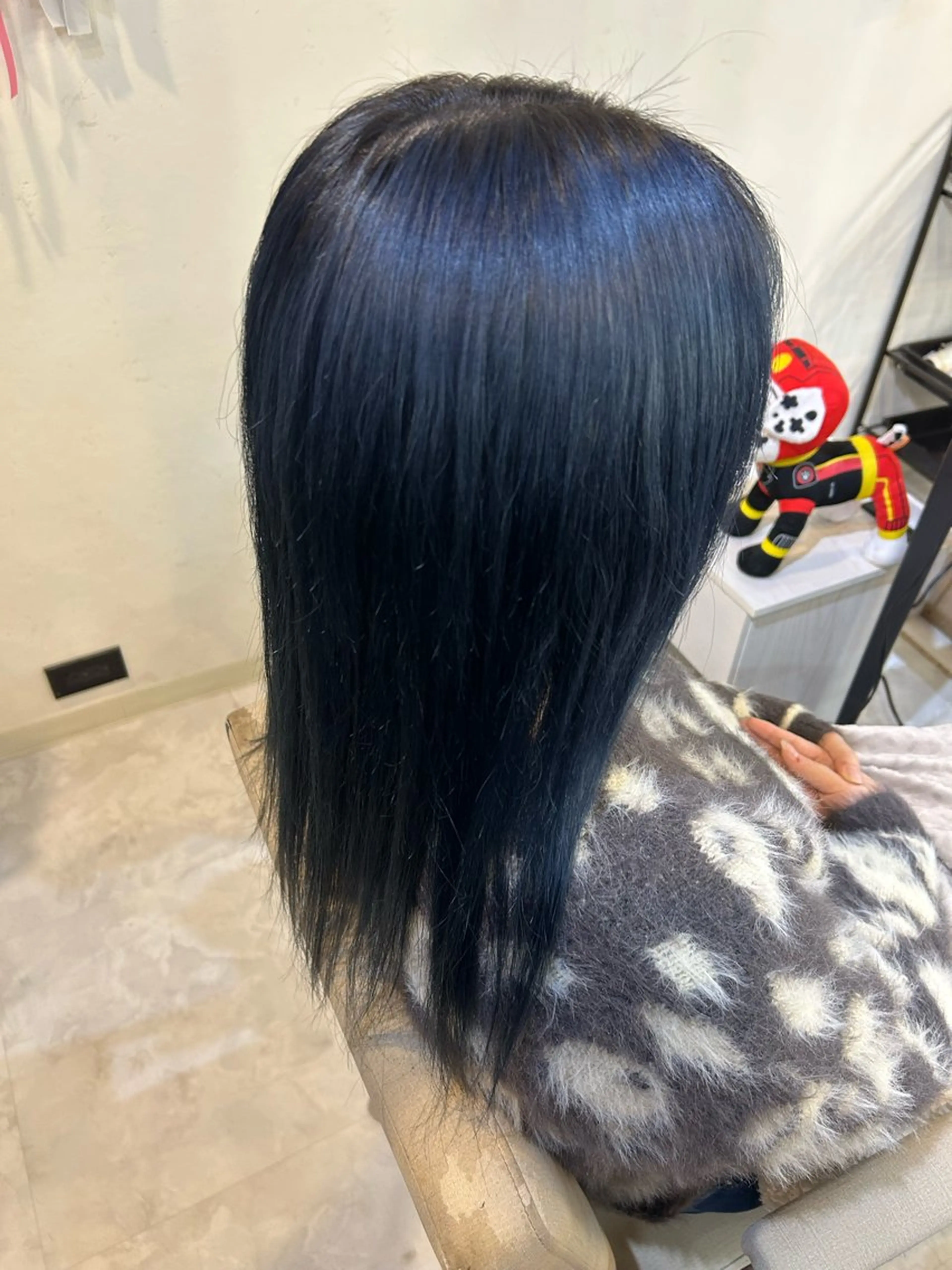 カラー ブルーカラー ネイビーカラー ヘアカラー 荻野 ひなのヘアスタイル