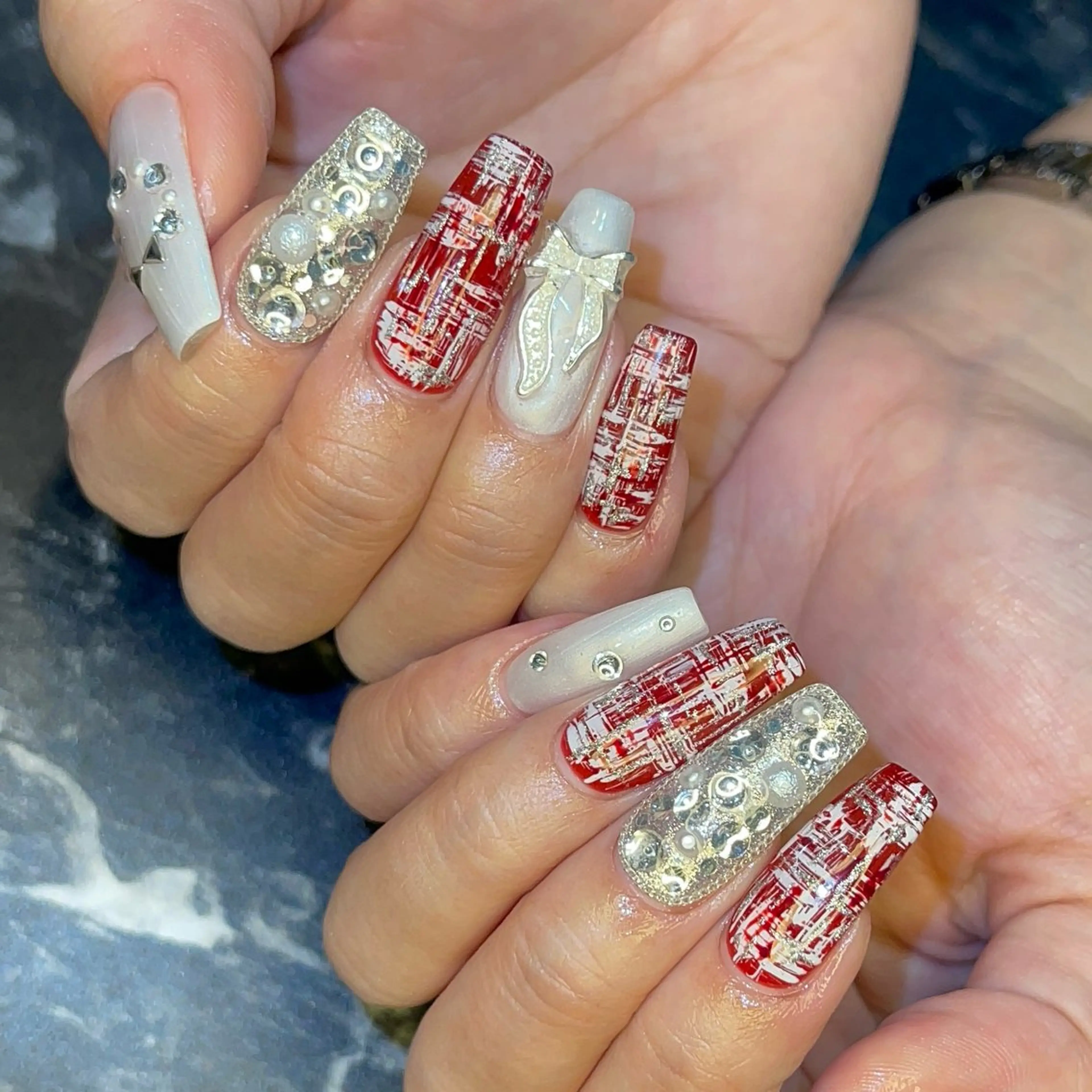 ネイル 持ち込み リボン シルバー ツイードネイル 冬ネイル ハンドネイル 【癖爪・逆さまつ毛の 救世主】Mizukiのネイルデザイン