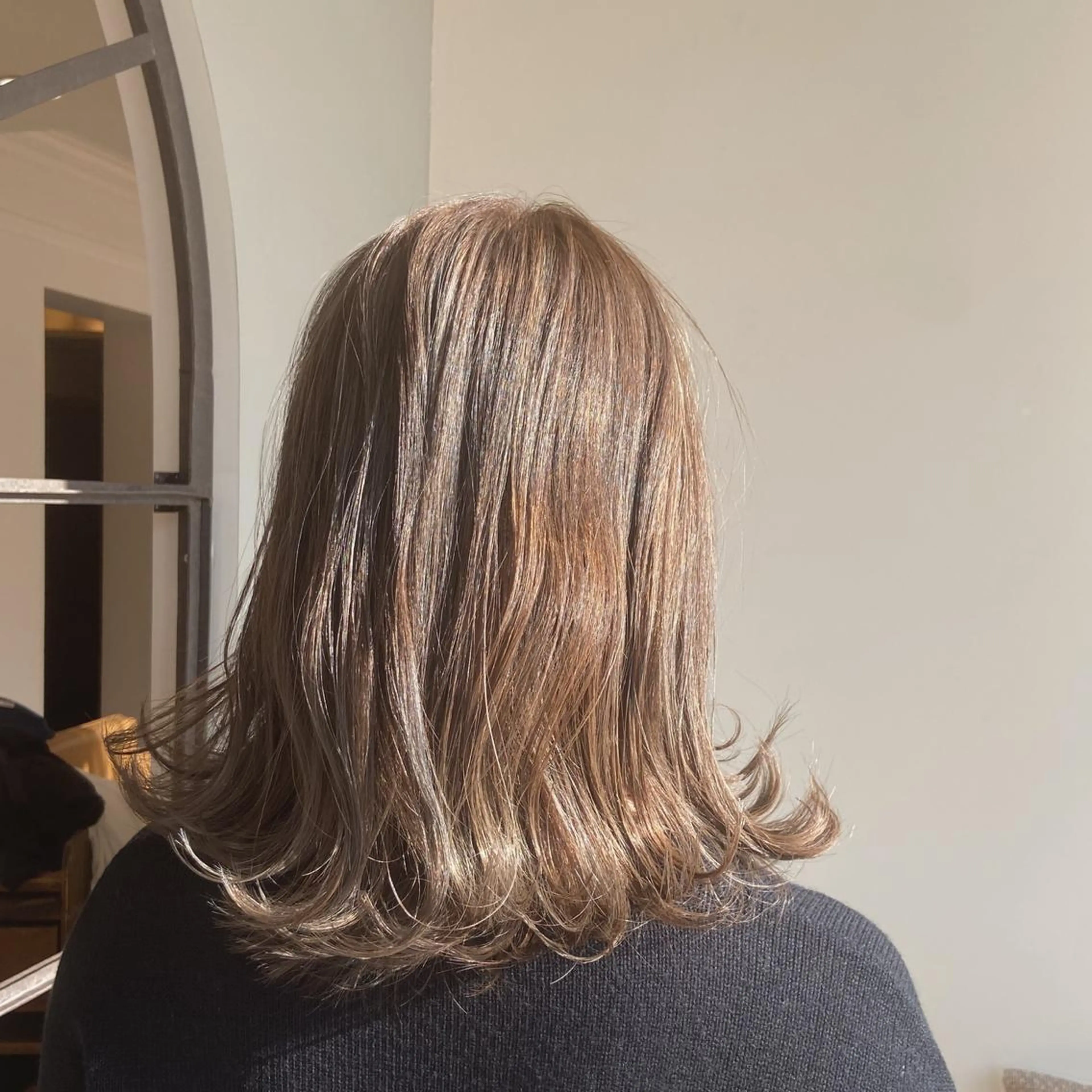 ミディアム 外ハネヘア 峯 志帆のヘアスタイル