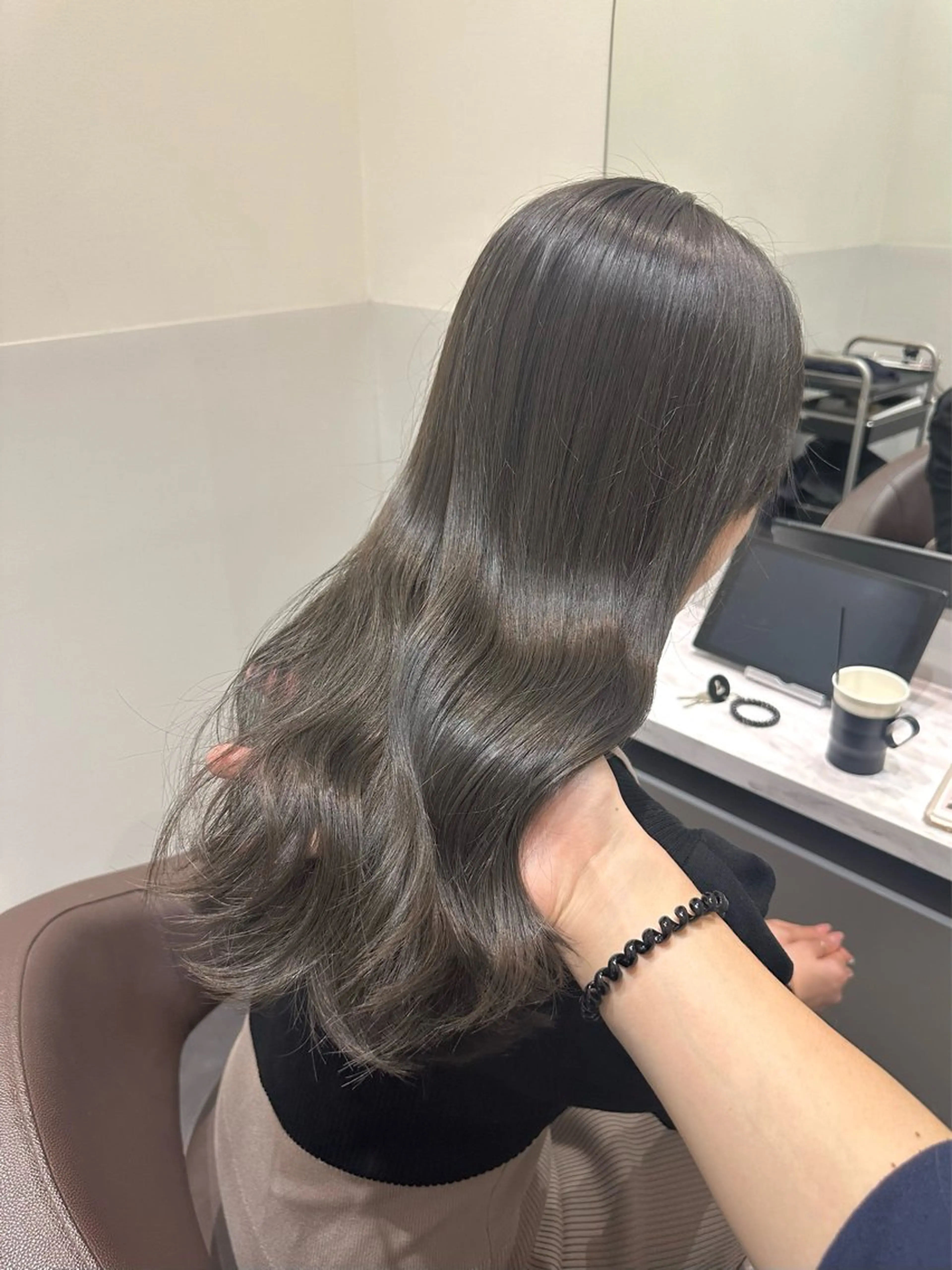 ロング カラー ブリーチ グレージュ ブリーチなしカラー オリーブグレージュ オリーブグレー LUMO所属・矢野 晃平のヘアスタイル