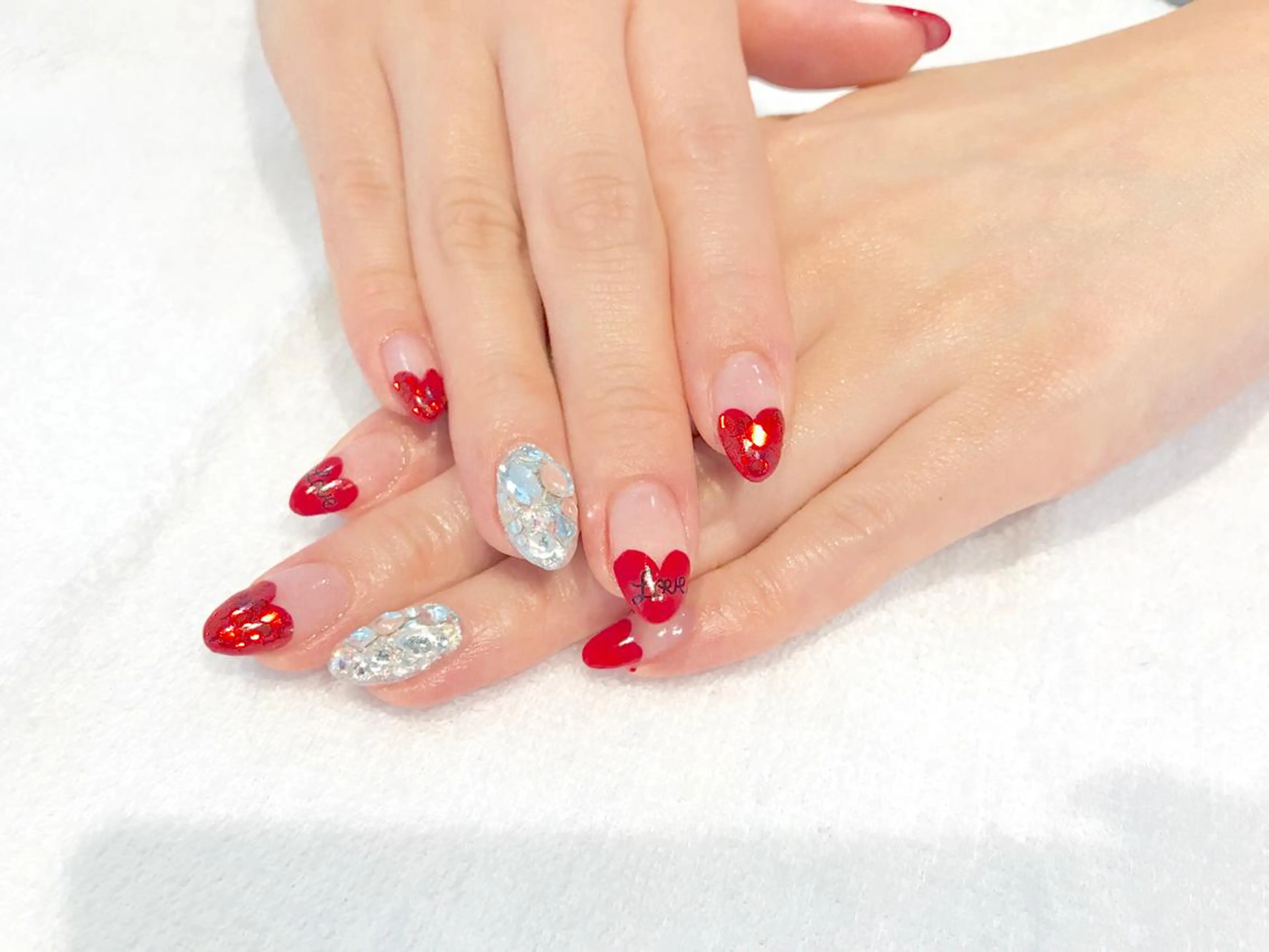 ネイル フレンチネイル ハート Re Pearl～コーディネートサロン～ 市駅前店所属・NARUMI HYODOのネイルデザイン