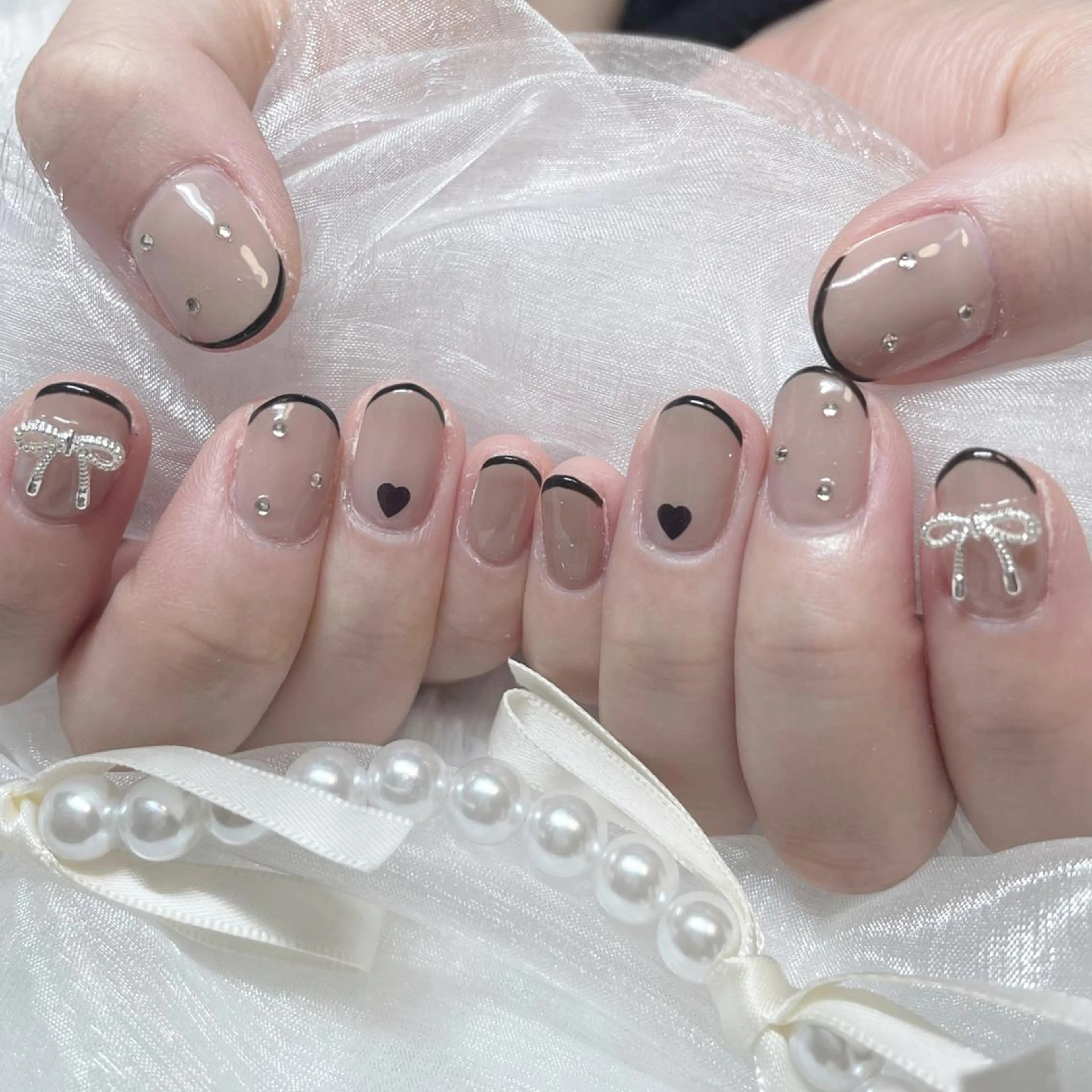 ネイル フレンチネイル ジェルネイル キラキラネイル 韓国ネイル 持ち込み ハンドネイル fiore nail 🦋のネイルデザイン