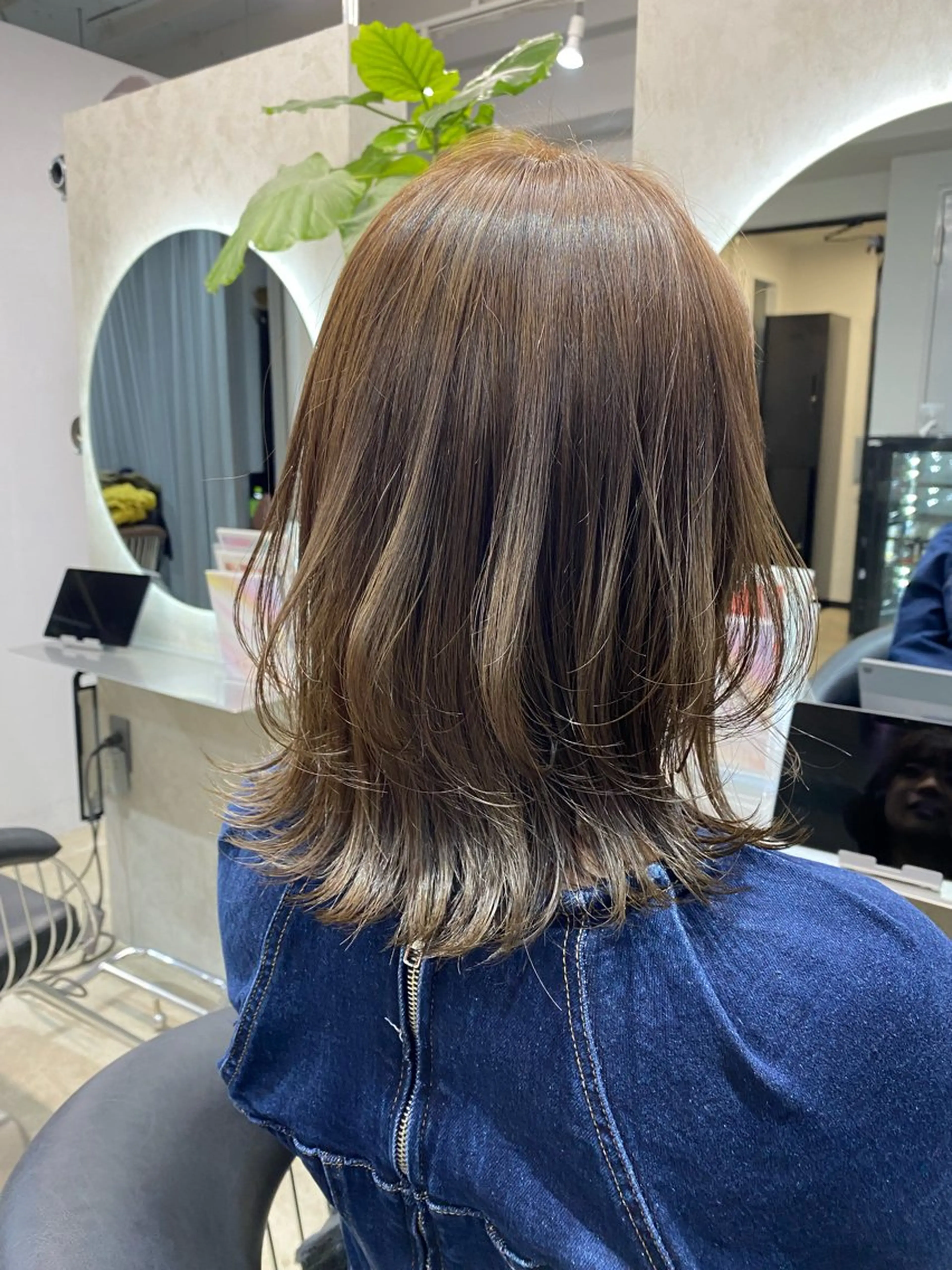 ミディアム カラー くびれヘア レイヤーカット 佐藤 侑哉のヘアスタイル