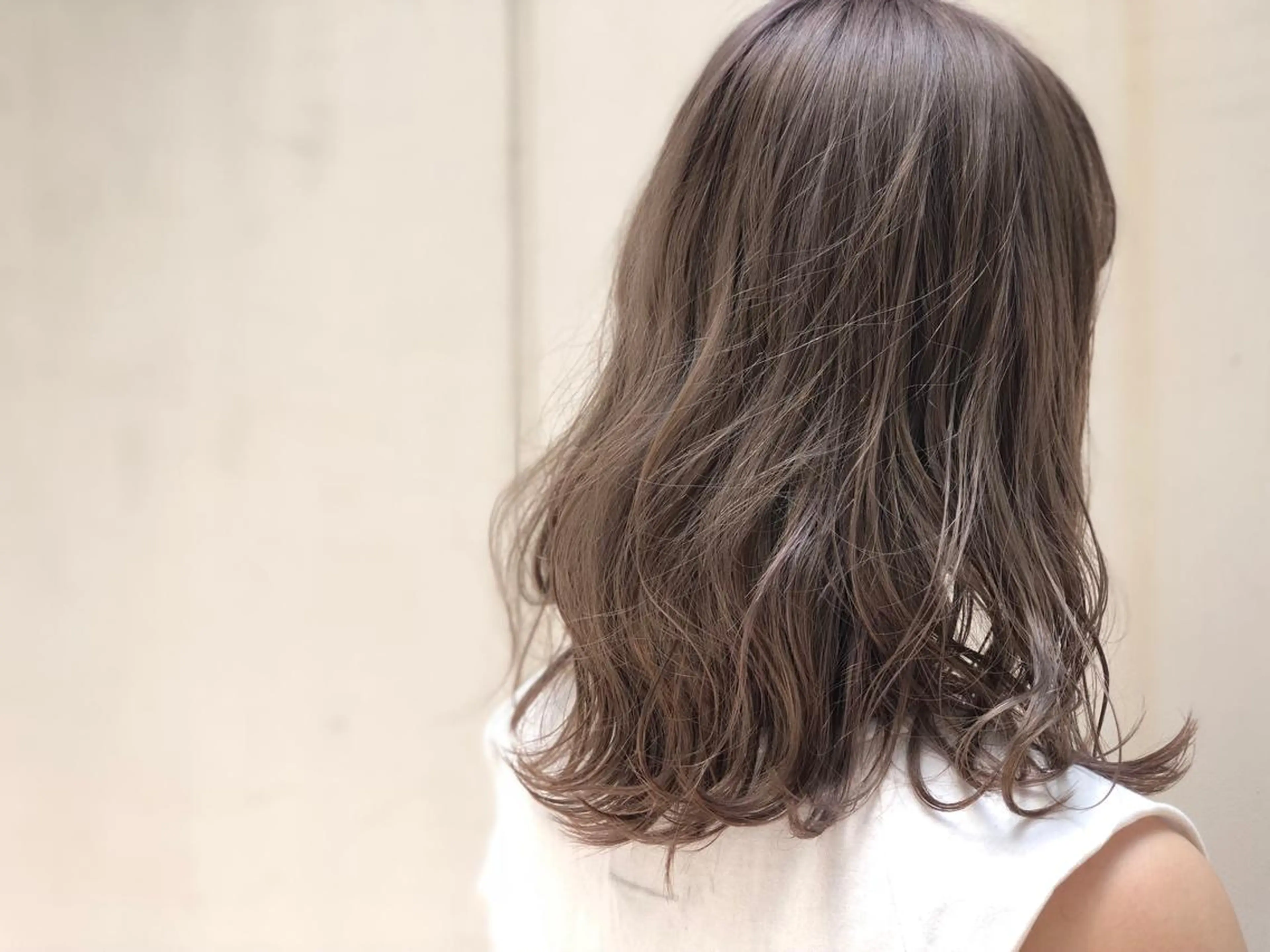セミロング カラー ベージュカラー シルバー シルバーベージュ 外国人風カラー ヘアカラー トリートメント Clay所属・及川 祐輔のヘアスタイル