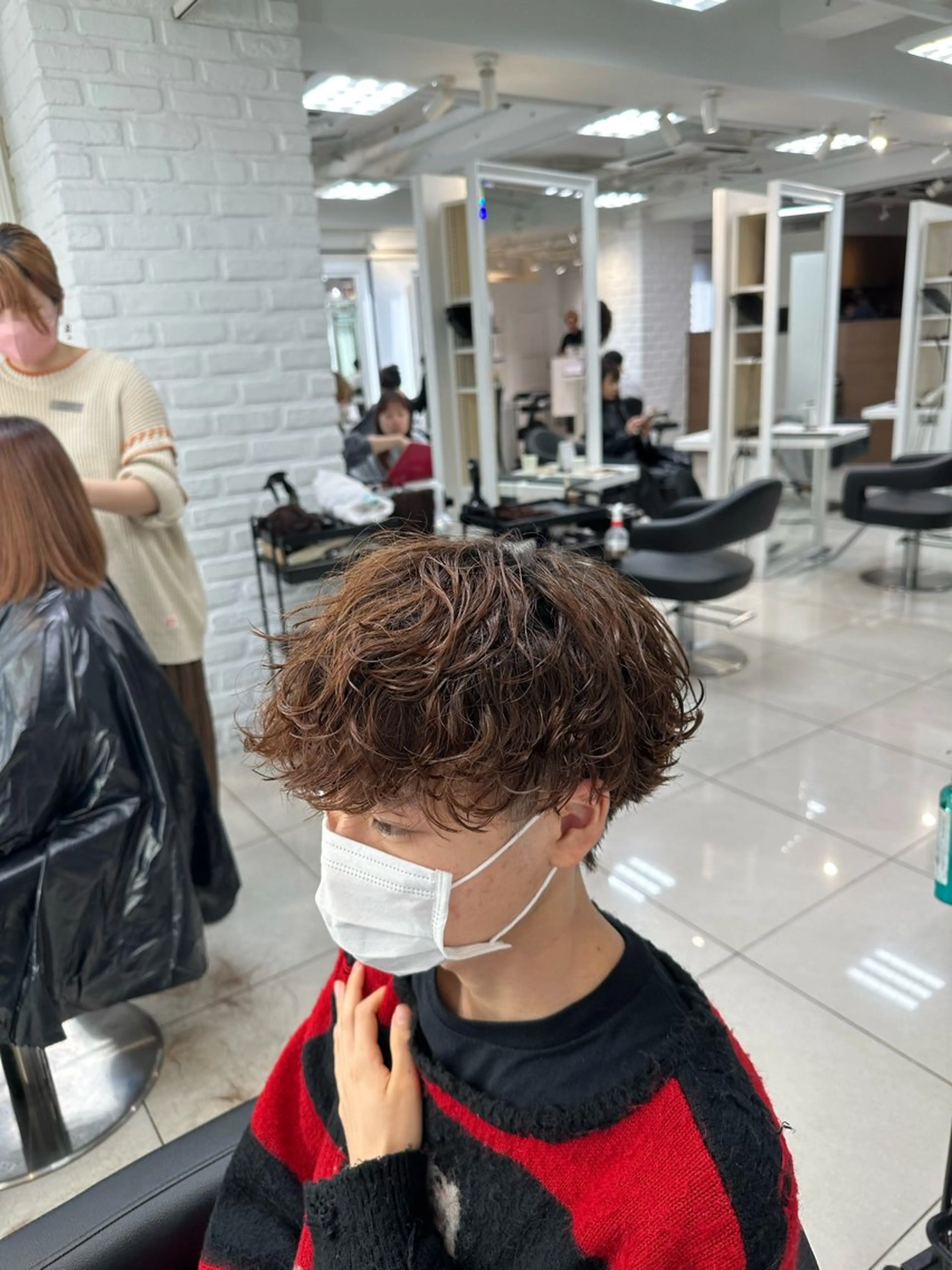 ショート カラー パーマ メンズ 波巻きパーマ ブラウンカラー カット ヘアカラー パーマ トリートメント フェザーパーマ職人 🪶ryosukeのヘアスタイル