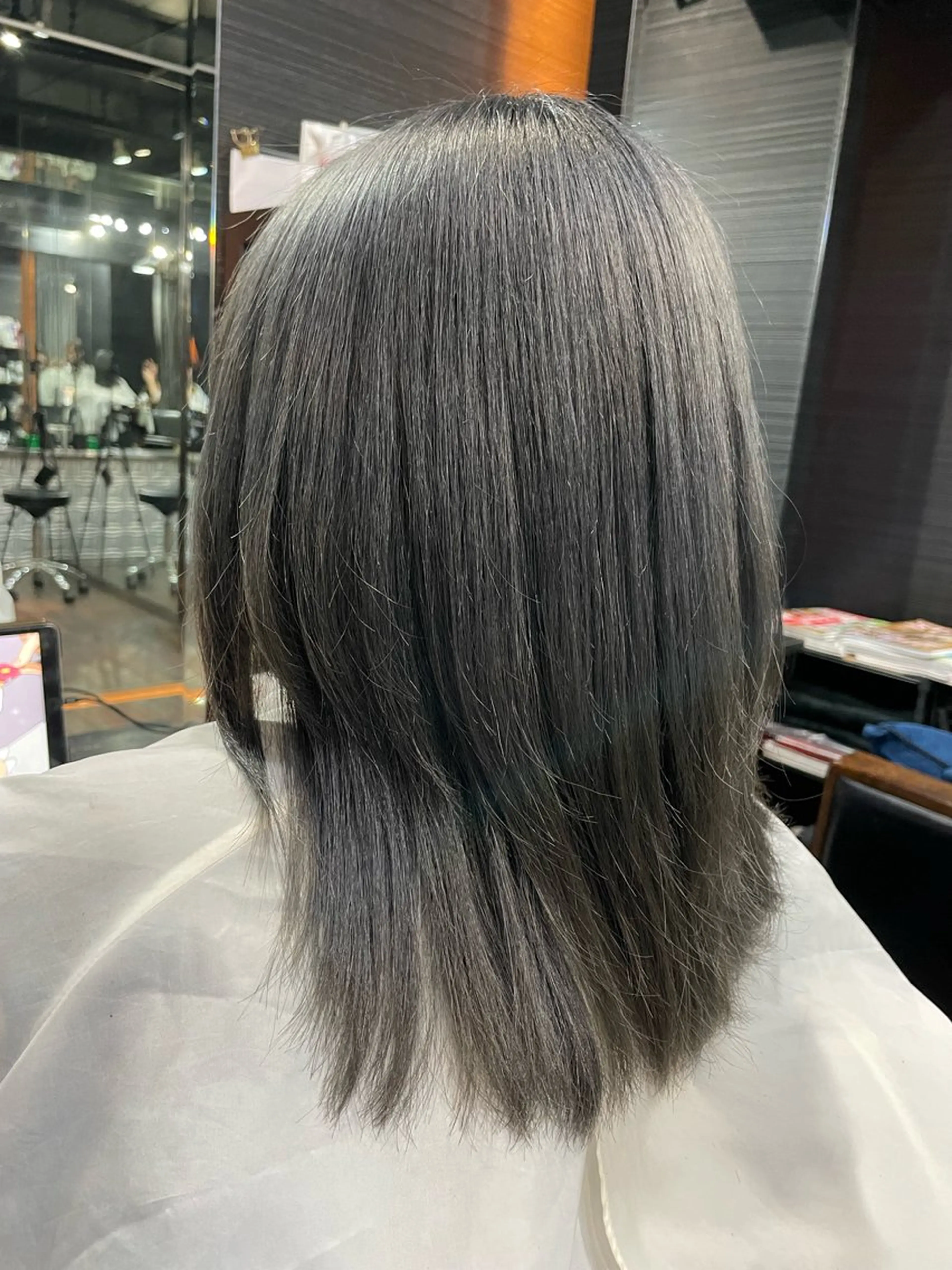 ミディアム カラー ブリーチ ダークグレー レイヤーカット ヘアカラー トリートメント VERONIQUE所属・山本 雅由のヘアスタイル