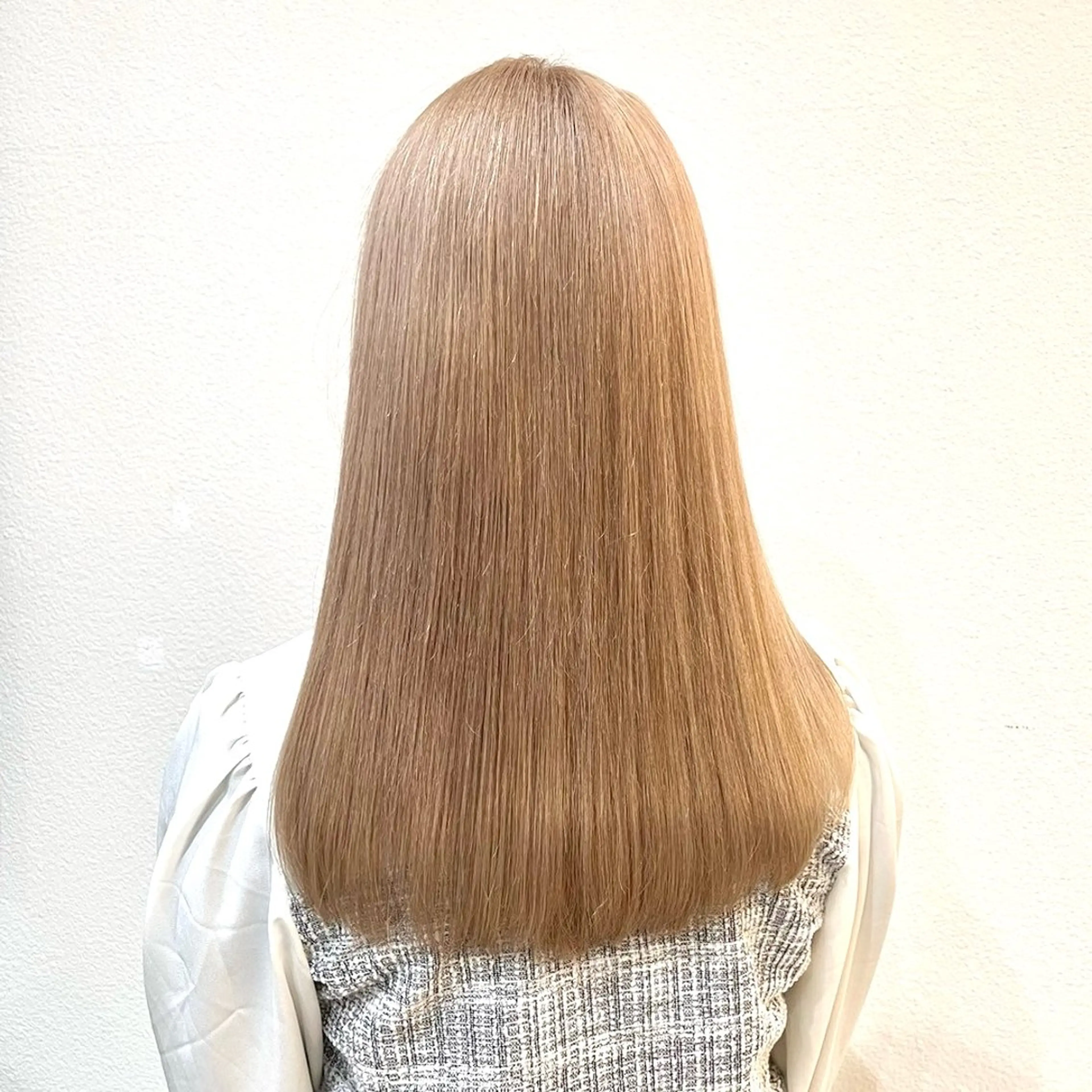 ロング カラー ベージュカラー ミルクティーベージュ カット ヘアカラー トリートメント ハイトーン/ウルフ/ レイヤー/Asukaのヘアスタイル