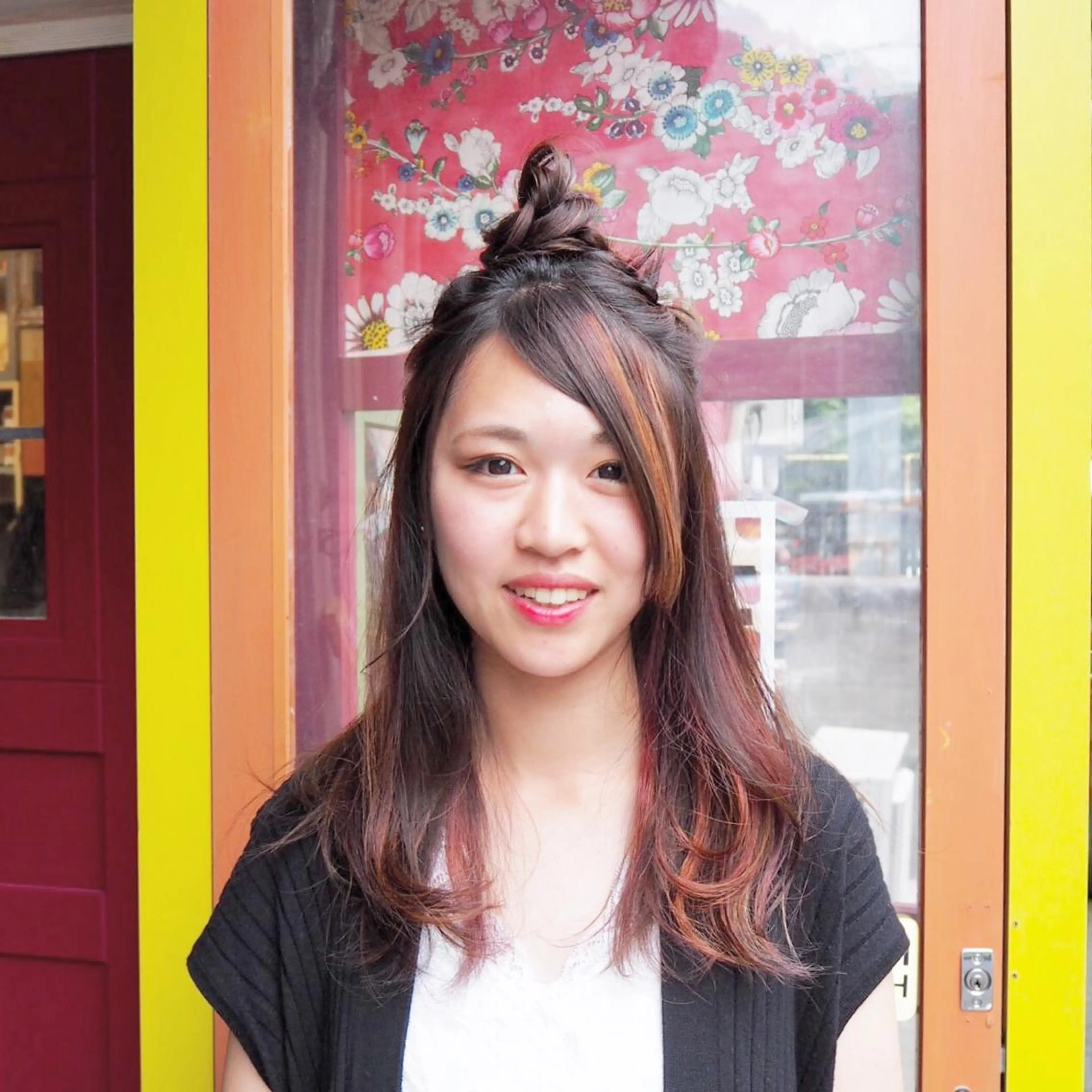 セミロング カラー ヘアアレンジ お団子ヘア アッシュ ブリーチ ハイライトカラー イルミナカラー ポルタカリーナサロン yukariのヘアスタイル