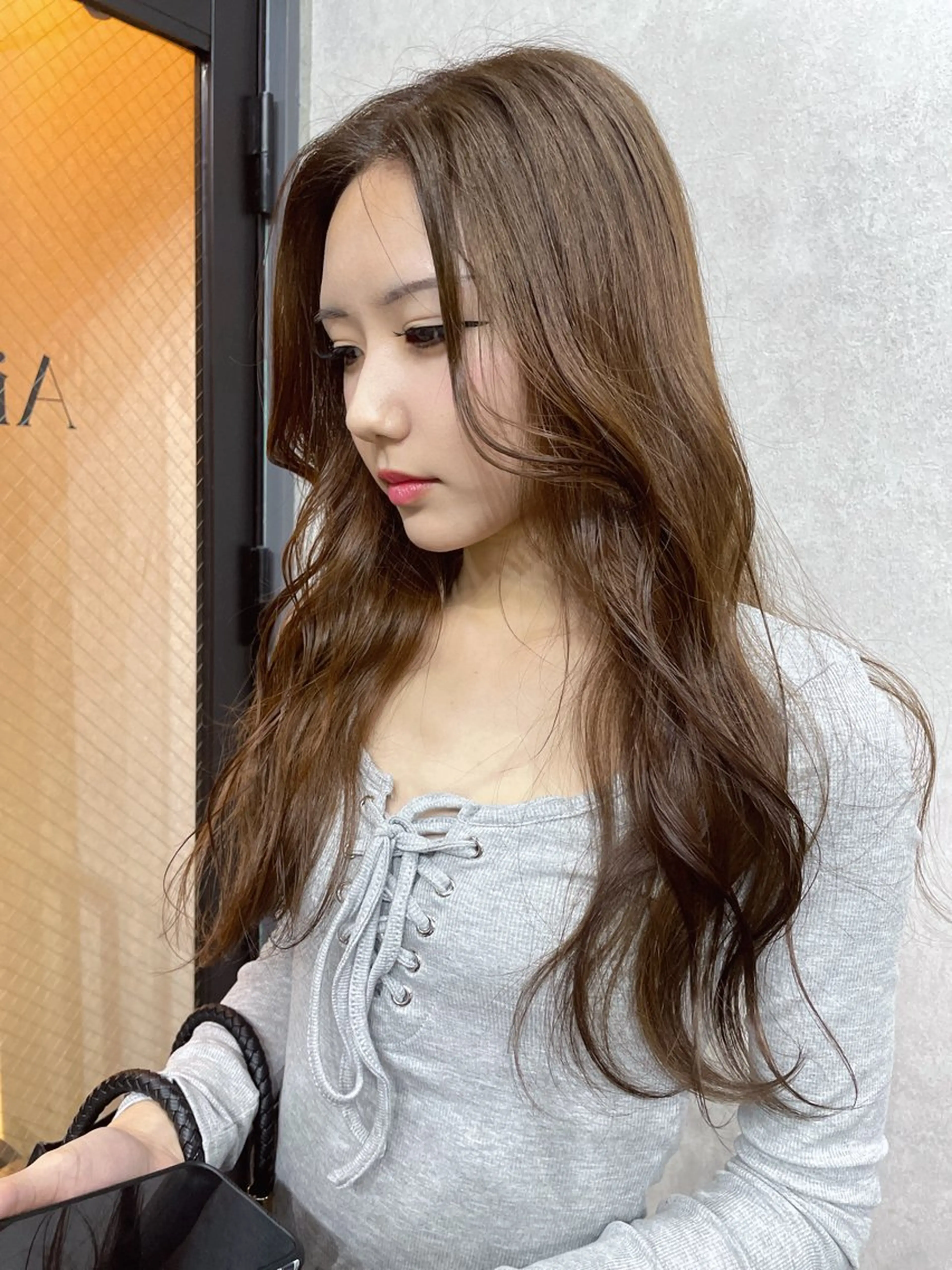 ロング カラー ベージュカラー ミルクティーベージュ AIRI layer cut hairのヘアスタイル