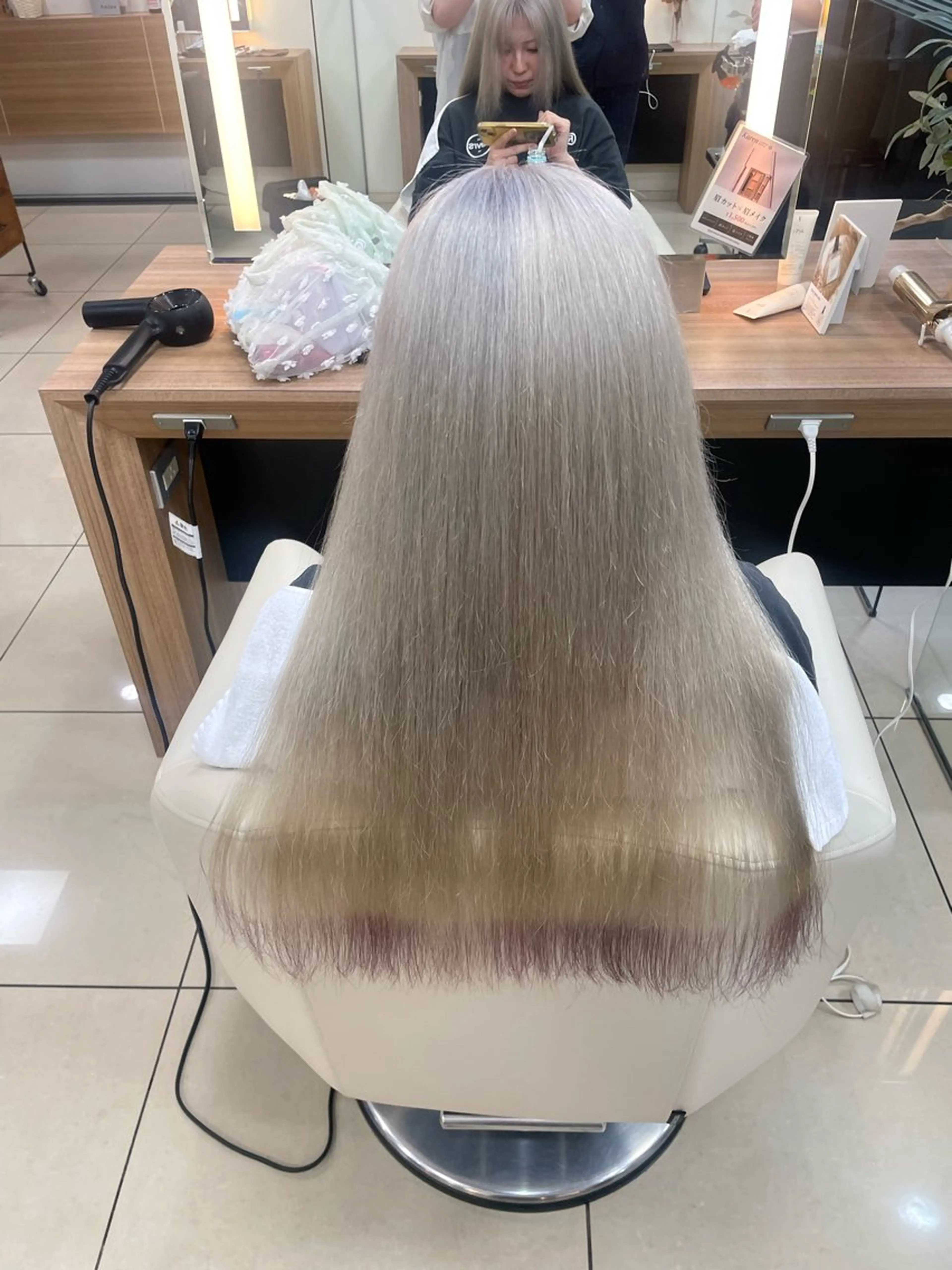 ロング カラー ブロンド ホワイトブロンド ハイトーン/パーソナ ルカラー診断・ユキノのヘアスタイル