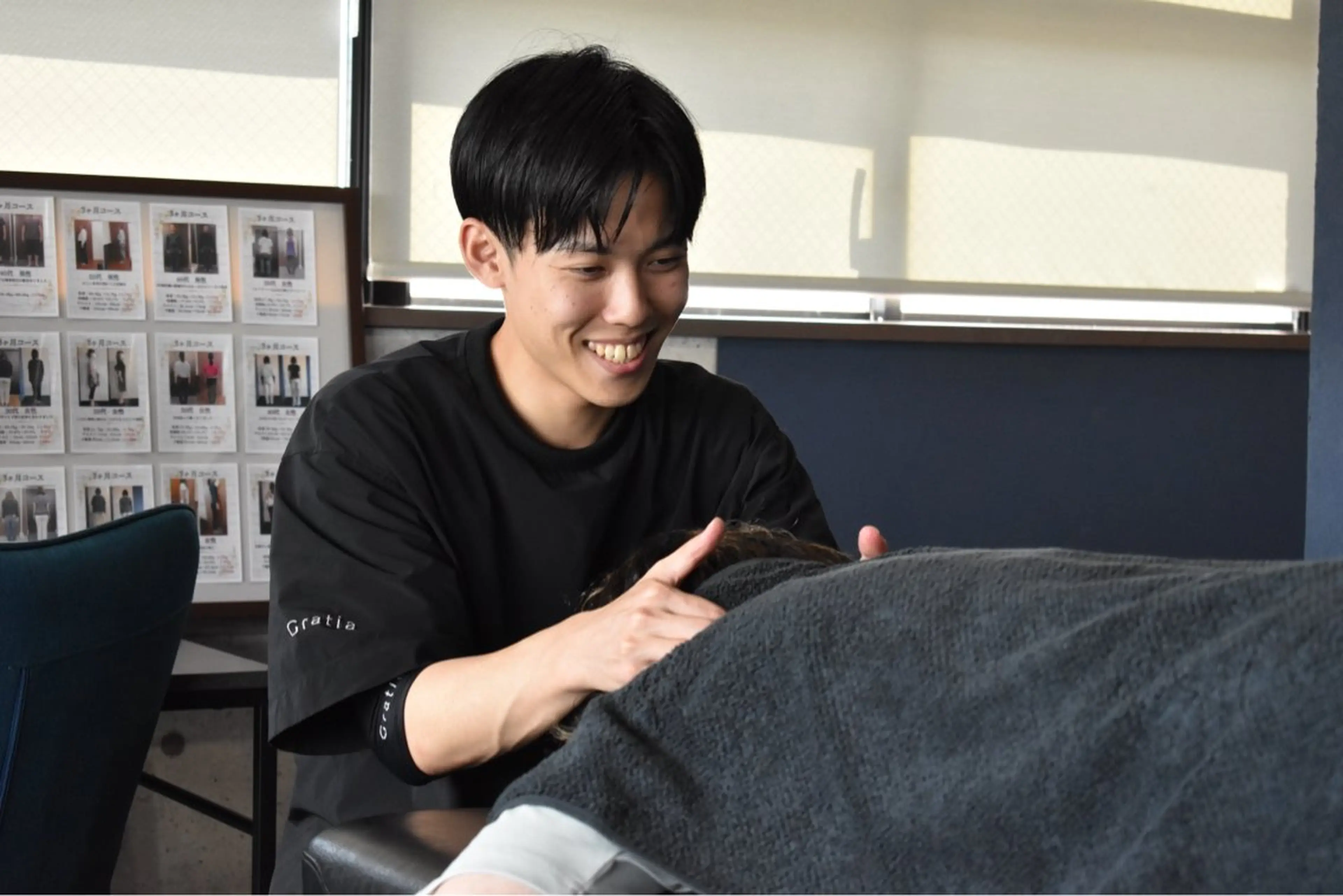 猫背・反り腰を整える全身整体(骨盤×姿勢バランス調整)  問診票記入→問診・姿勢チェック→施術の流れになります。の写真