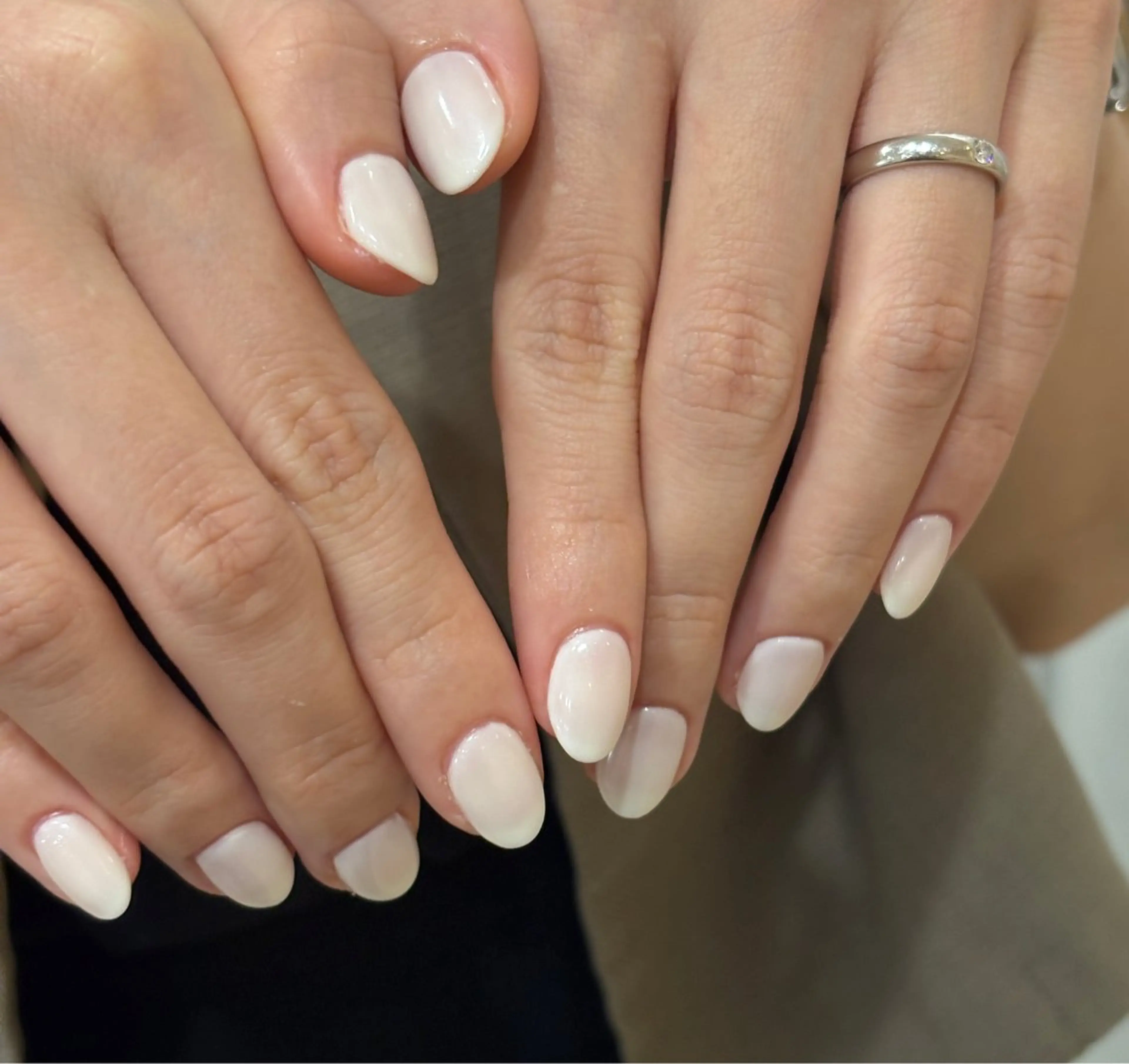 ネイル ホワイト h i n a 🪽のネイルデザイン