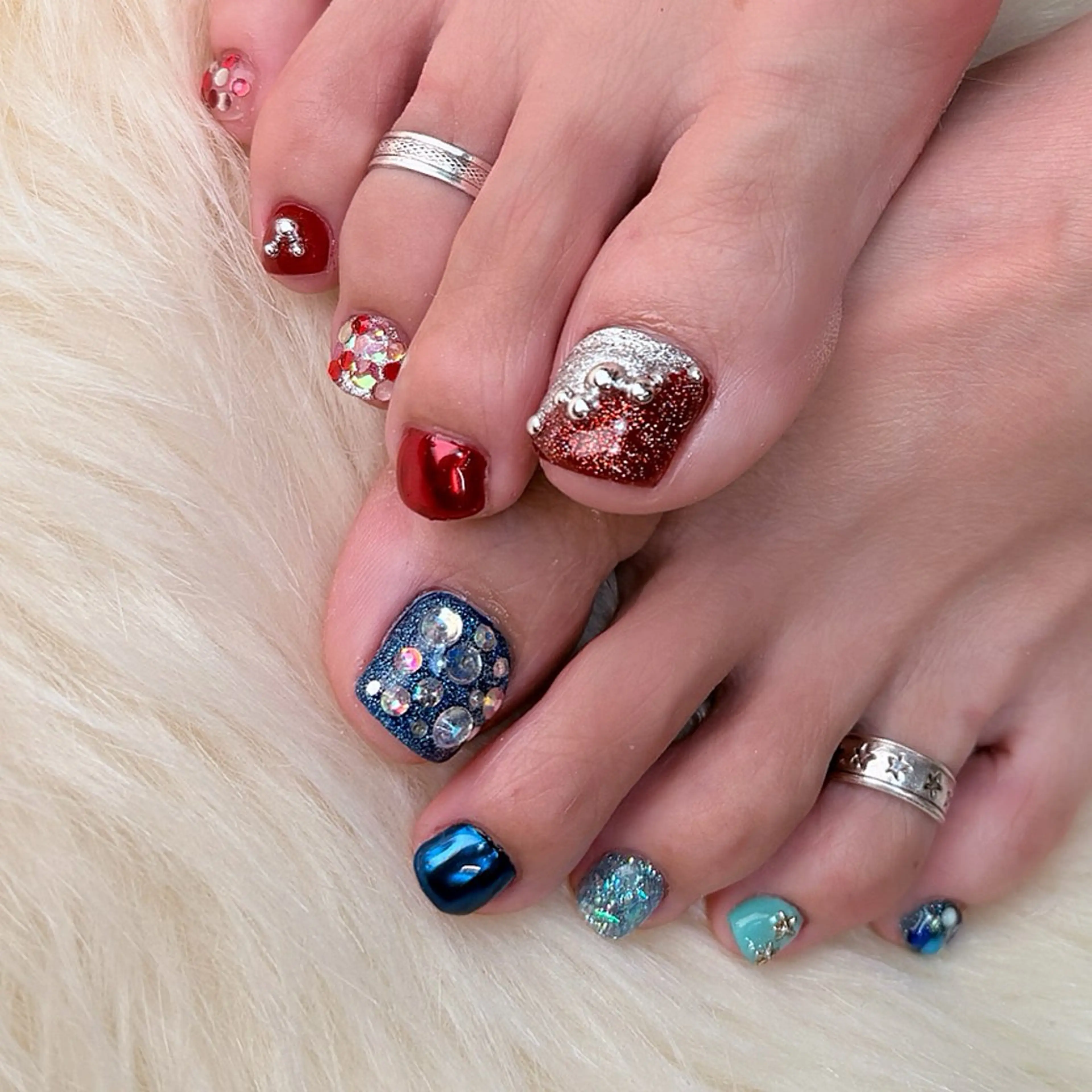 ネイル ブルー キラキラネイル 赤色 フットネイル Nail ameria megu所属・ameria meguのネイルデザイン