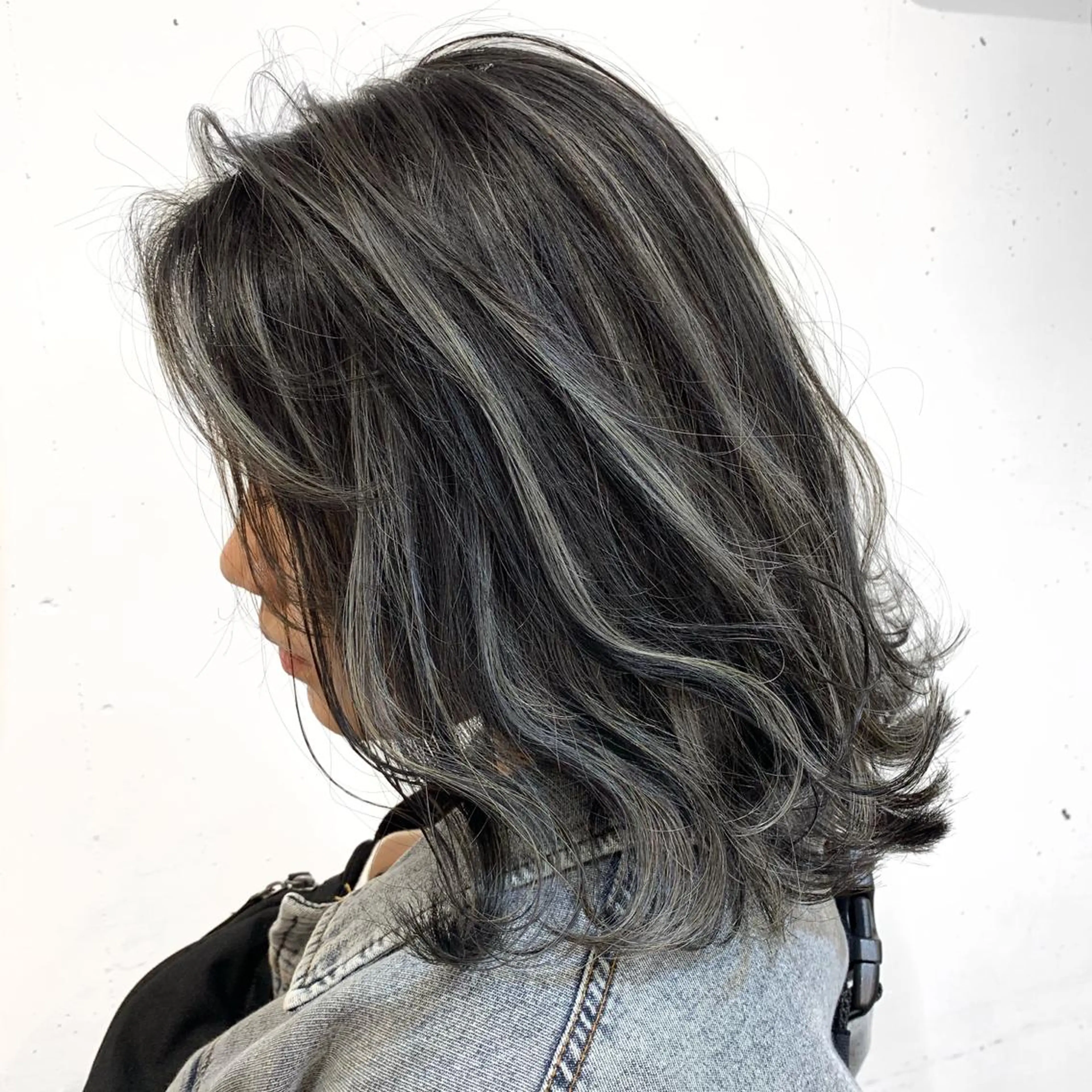 ミディアム カラー グレージュ ハイライトカラー ハイライト 🌿海外Style・ KOHEIのヘアスタイル