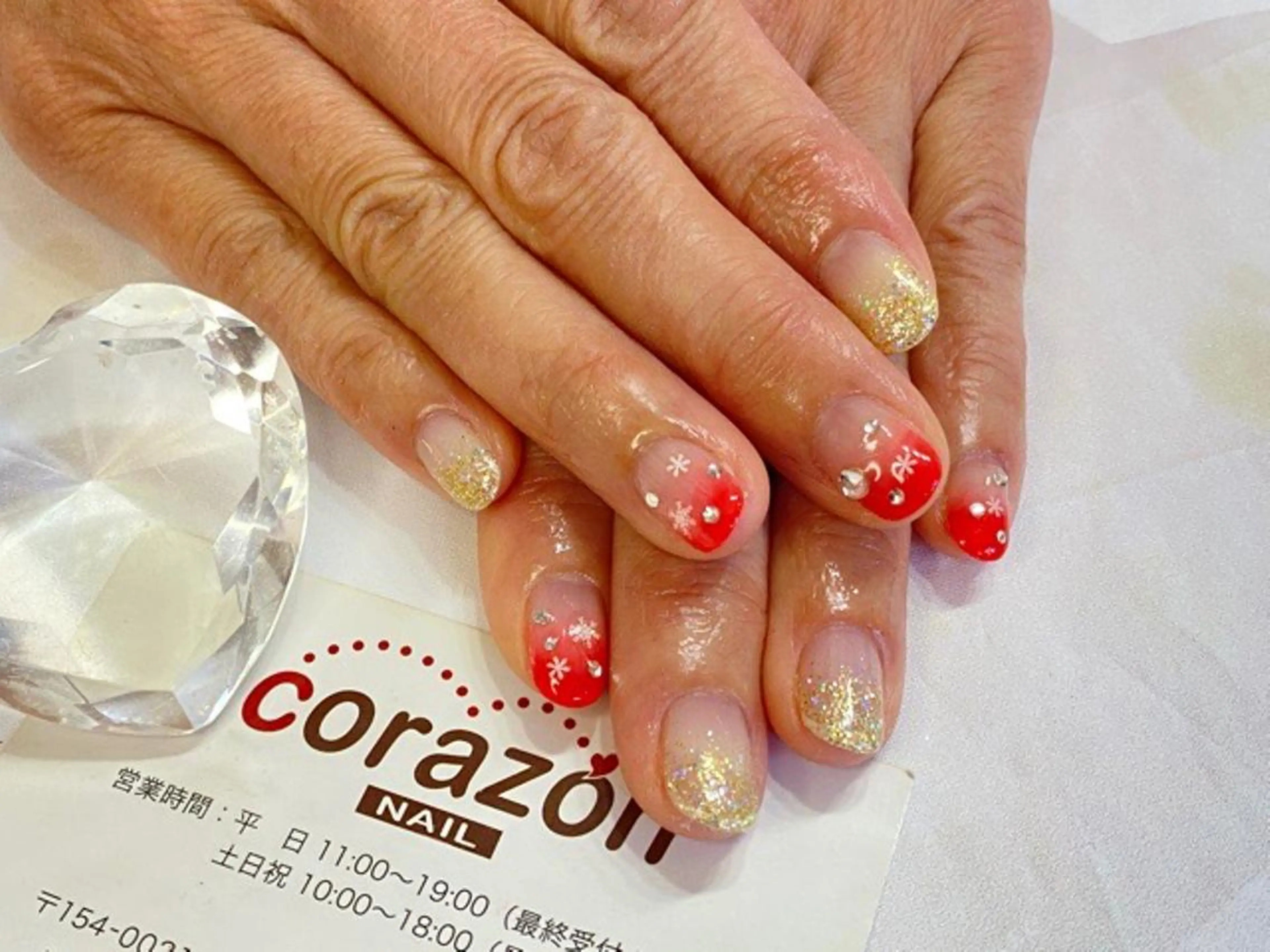 ネイル ゴールド グラデーション 赤色 ストーンネイル 冬ネイル corazon所属・ネイリスト aicoのネイルデザイン