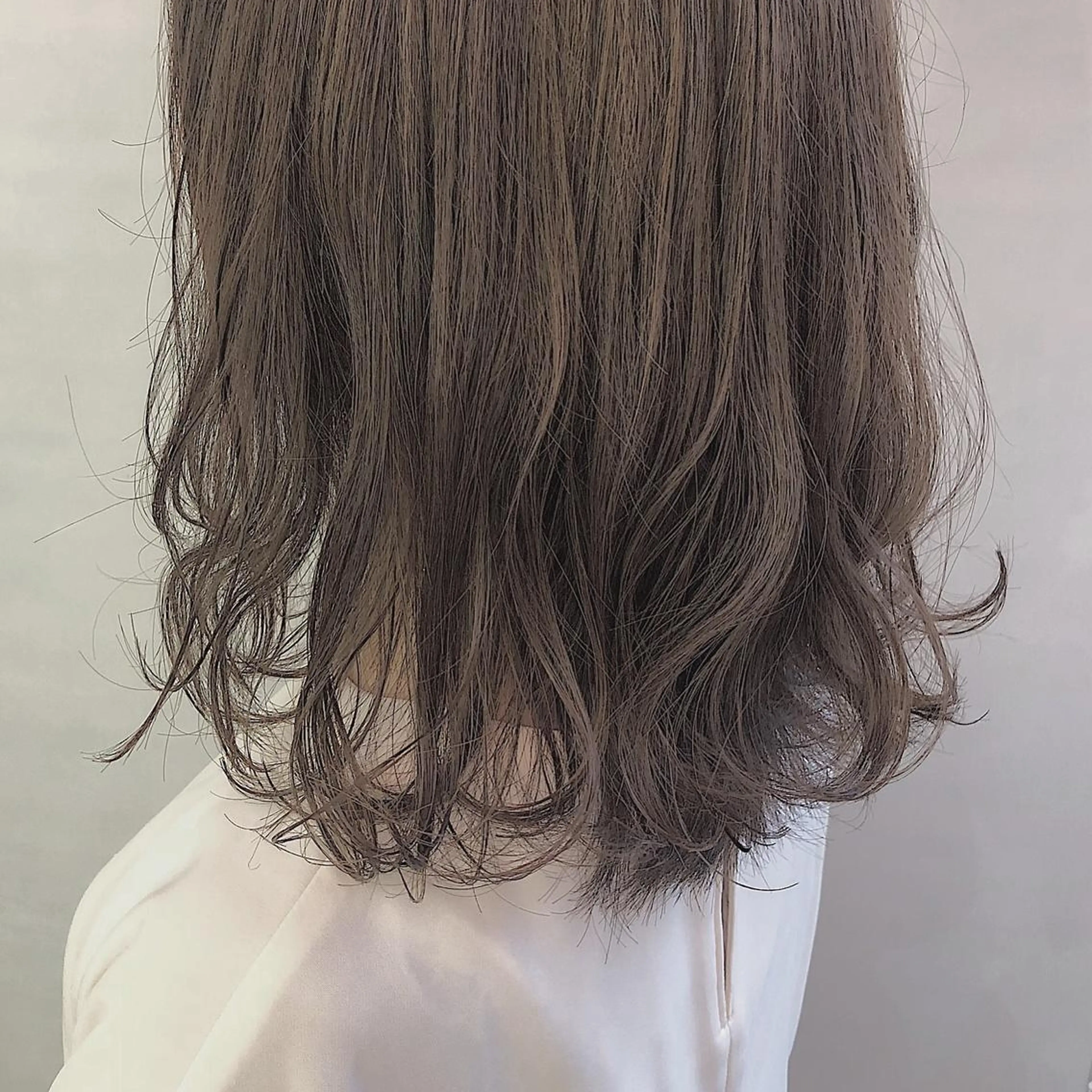 ミディアム カラー グレージュ ハイライトカラー ハイライト カット ヘアカラー 齋藤 咲のヘアスタイル