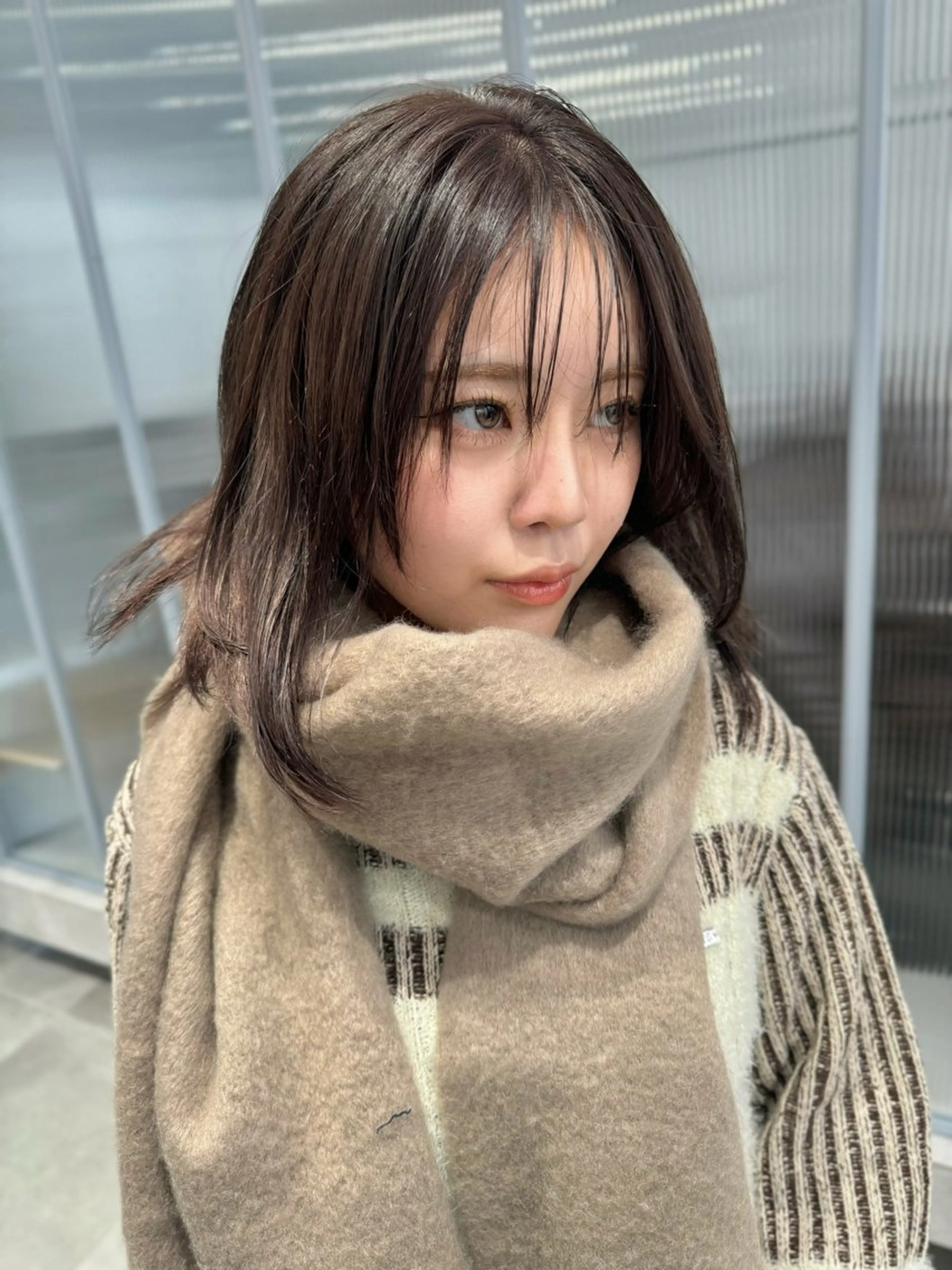 ミディアム カット ブリーチなし 寒色カラーのヘアスタイル