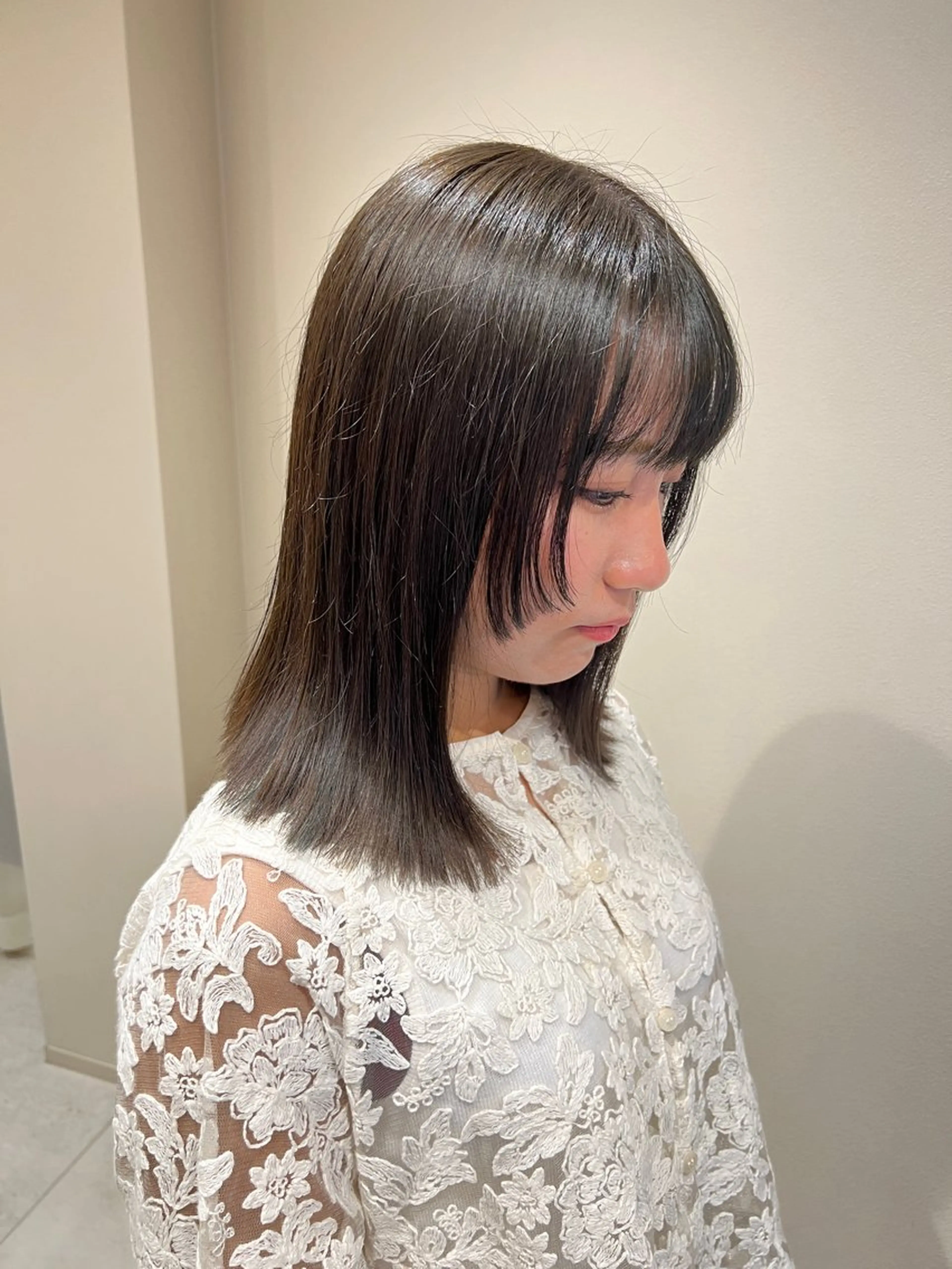 セミロング カラー ベージュカラー オリーブベージュ 顔まわりレイヤー レイヤーカット ノイシキ サキのヘアスタイル