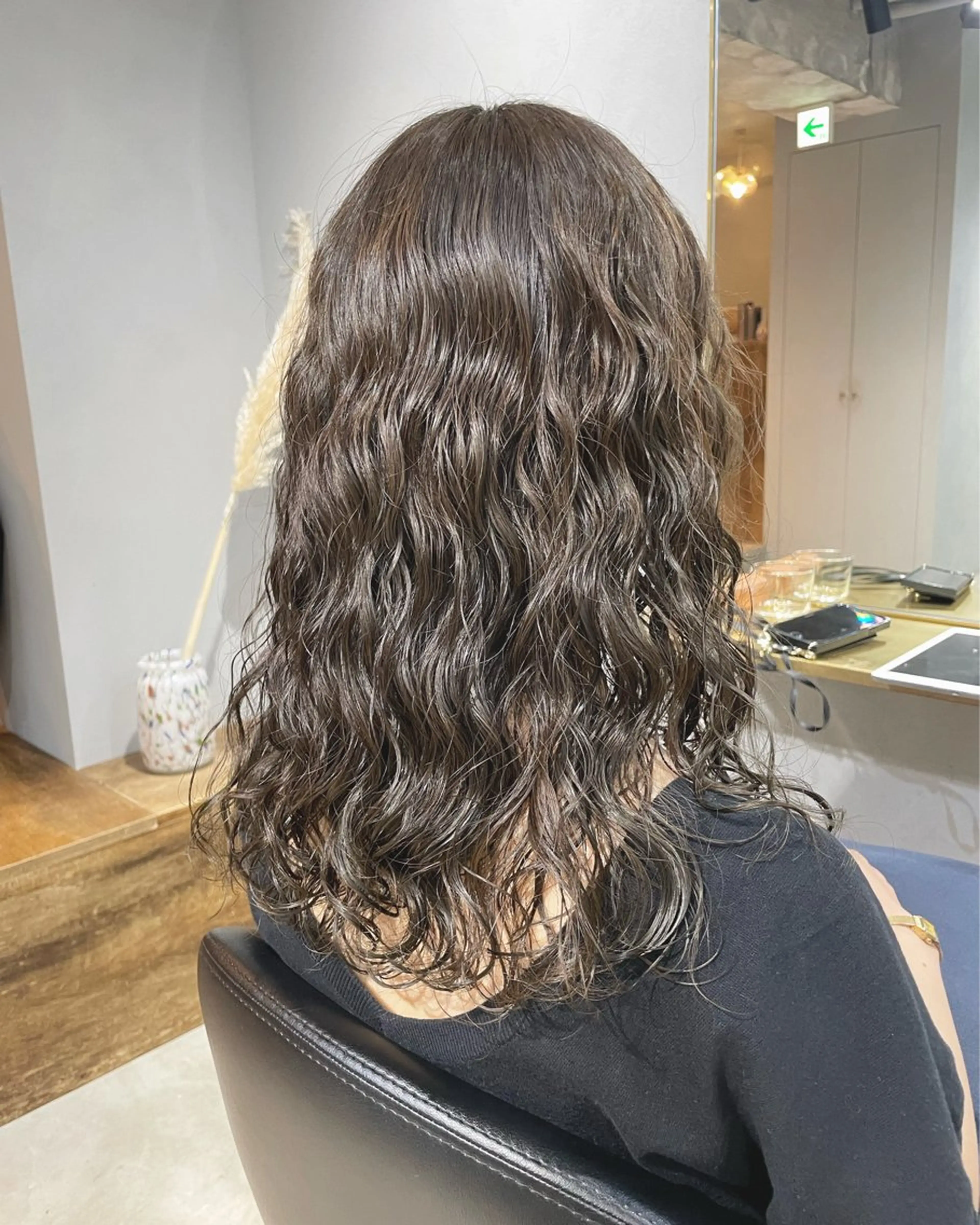 ミディアム カラー パーマ ミディアムパーマ ベージュカラー ブリーチ オリーブベージュ 髪質改善 カット ヘアカラー パーマ トリートメント 【arc】Ruri コテ巻き風パーマのヘアスタイル