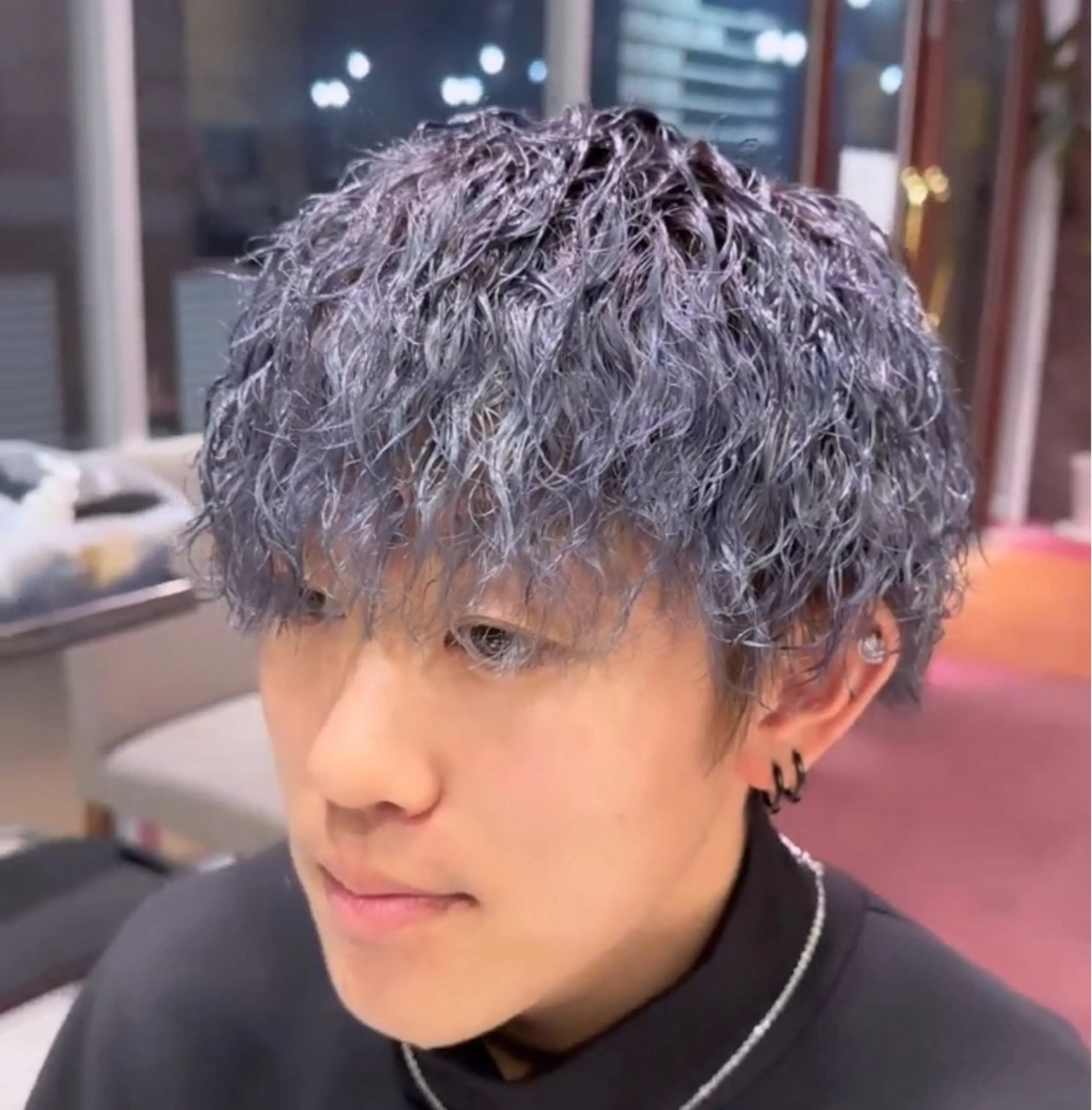 カラー パーマ メンズ メンズパーマ ツイストスパイラルパーマ スパイラルパーマ メンズ特化　パーマ メッシュハイライトのヘアスタイル