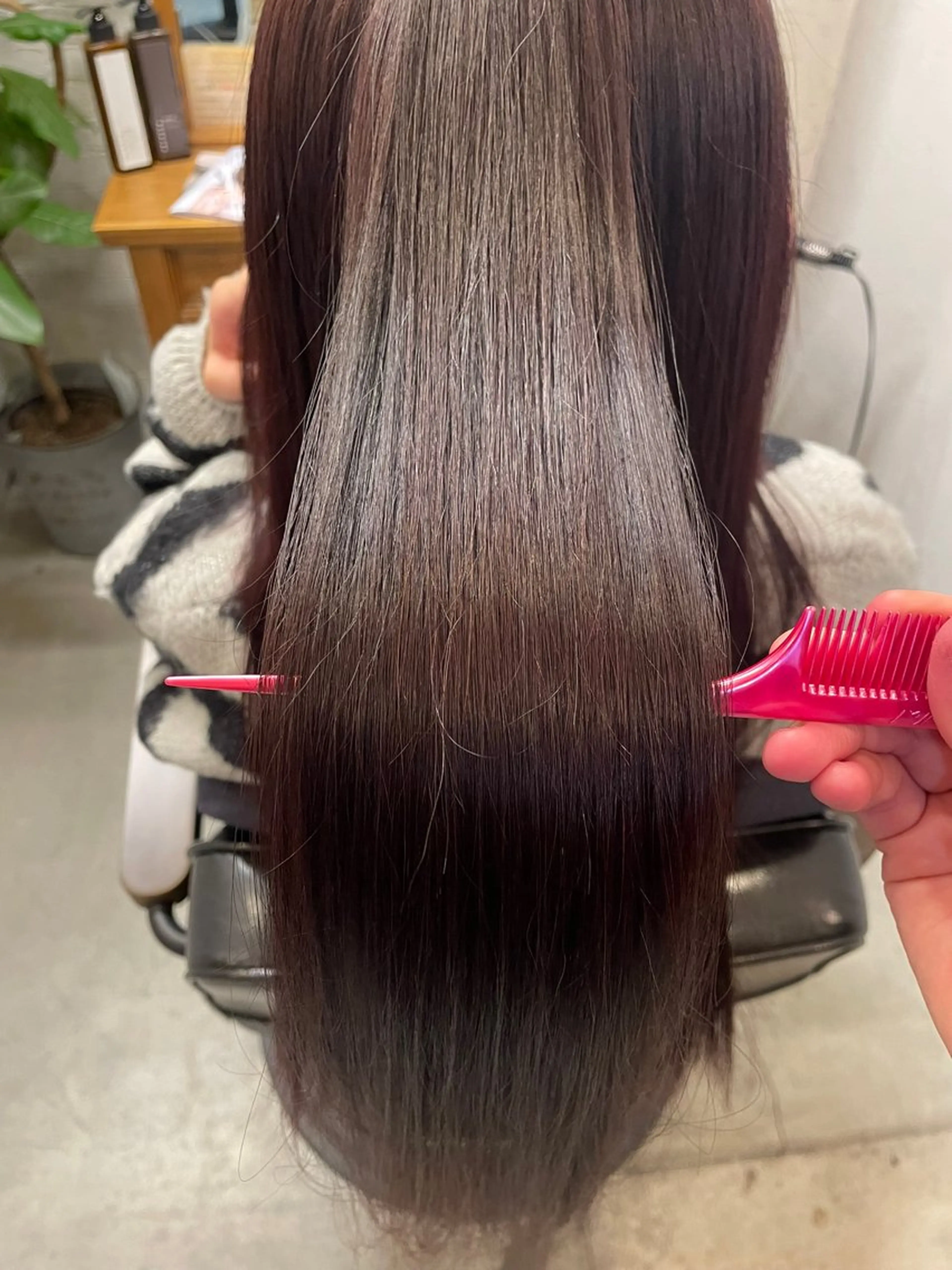 ロング カラー ブリーチ ボルドーカラー ブリーチなしカラー veretta.香里園所属・筒井 沙祐奈のヘアスタイル