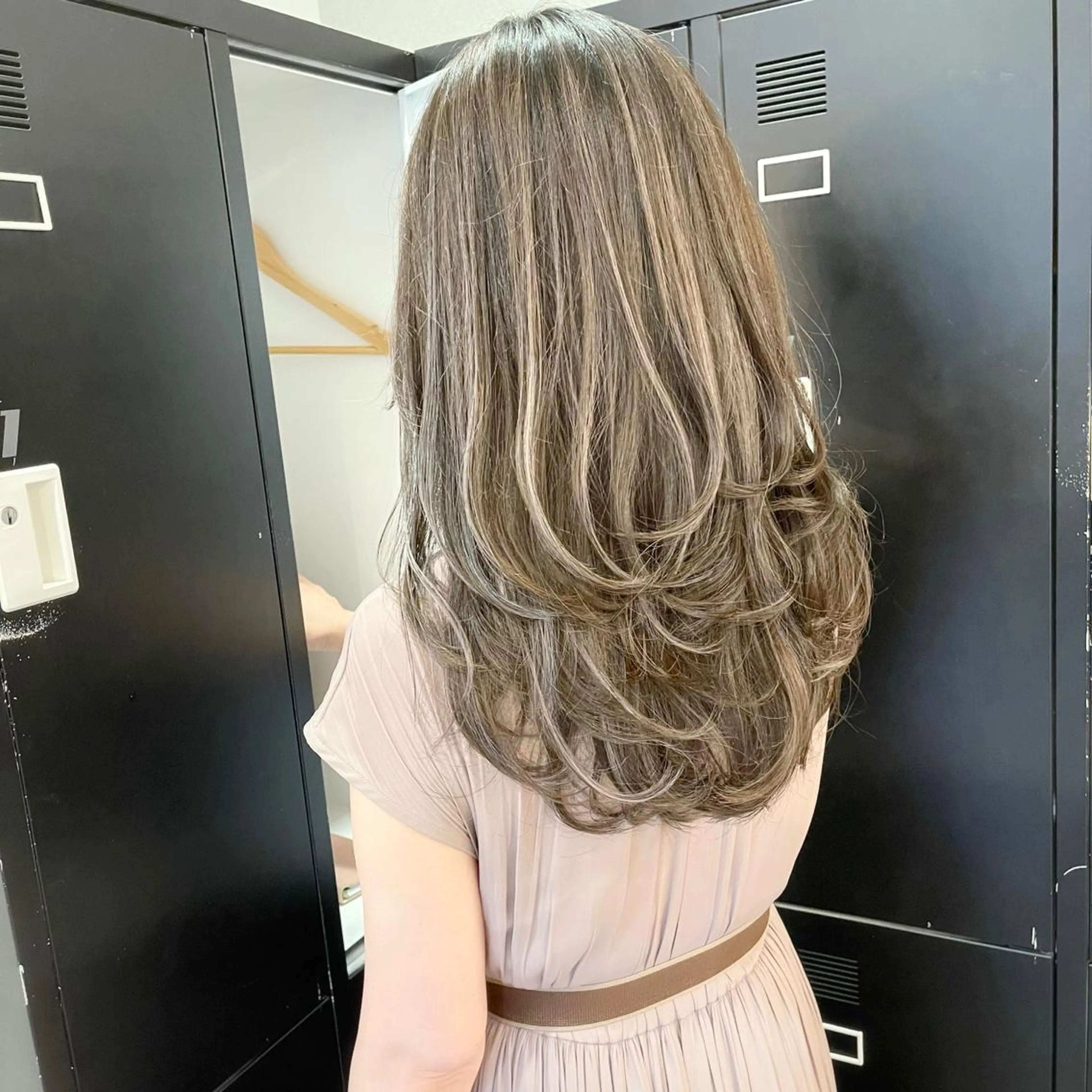 セミロング カラー ヘアアレンジ バレイヤージュ デザインカラー ハイライトカラー 外国人風カラー ハイライト アンドウ ユウ/ レイヤーカット/韓国のヘアスタイル