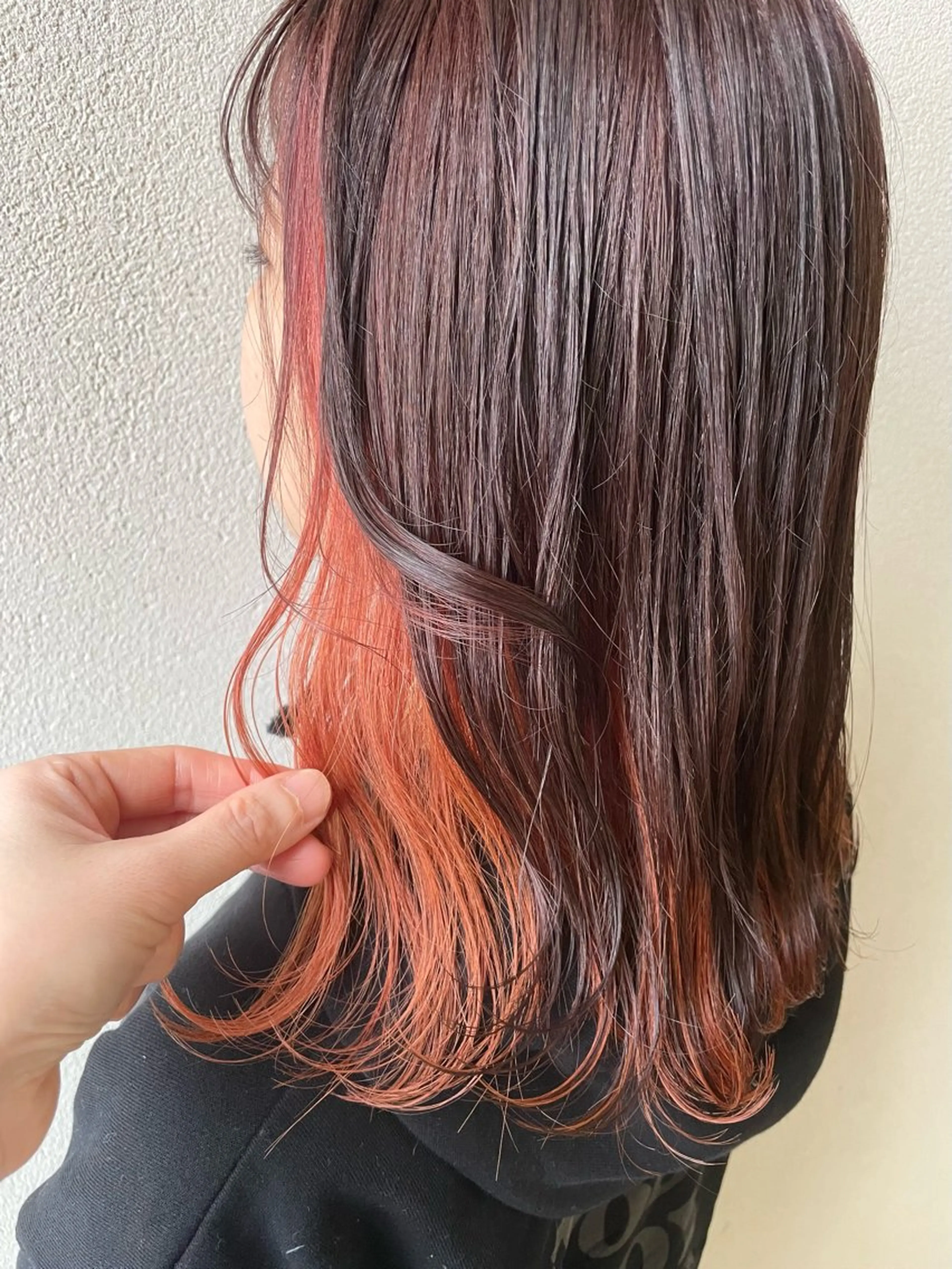 ミディアム カラー インナーカラー オレンジ オレンジピンク ピンクカラー ヘアカラー 沢田 瞳のヘアスタイル
