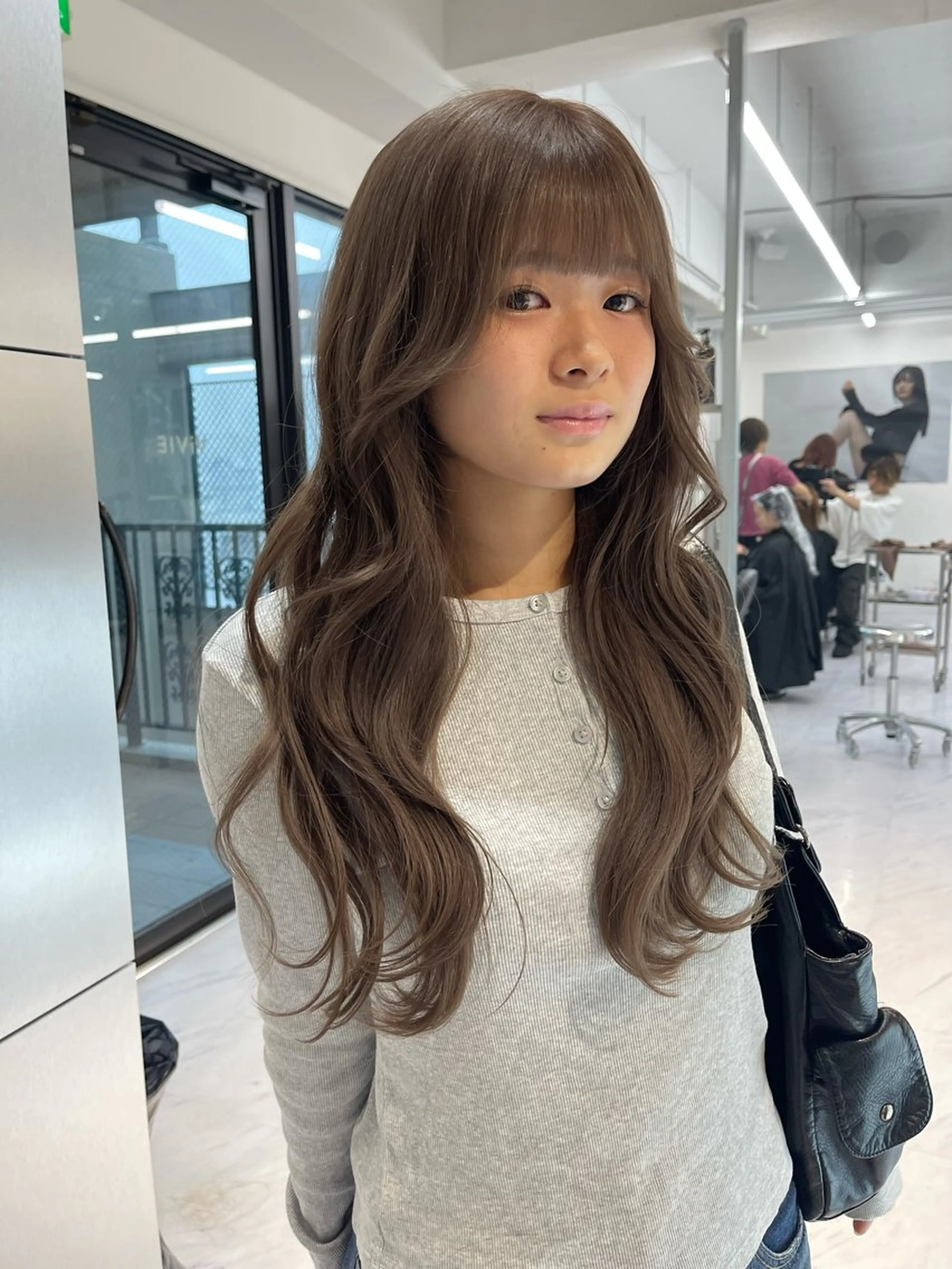 ロング カラー ベージュカラー ブリーチ ケアブリーチ デザインカラー ダブルカラー カット ヘアカラー トリートメント 宮崎　達也 ミルクティーベージュのヘアスタイル