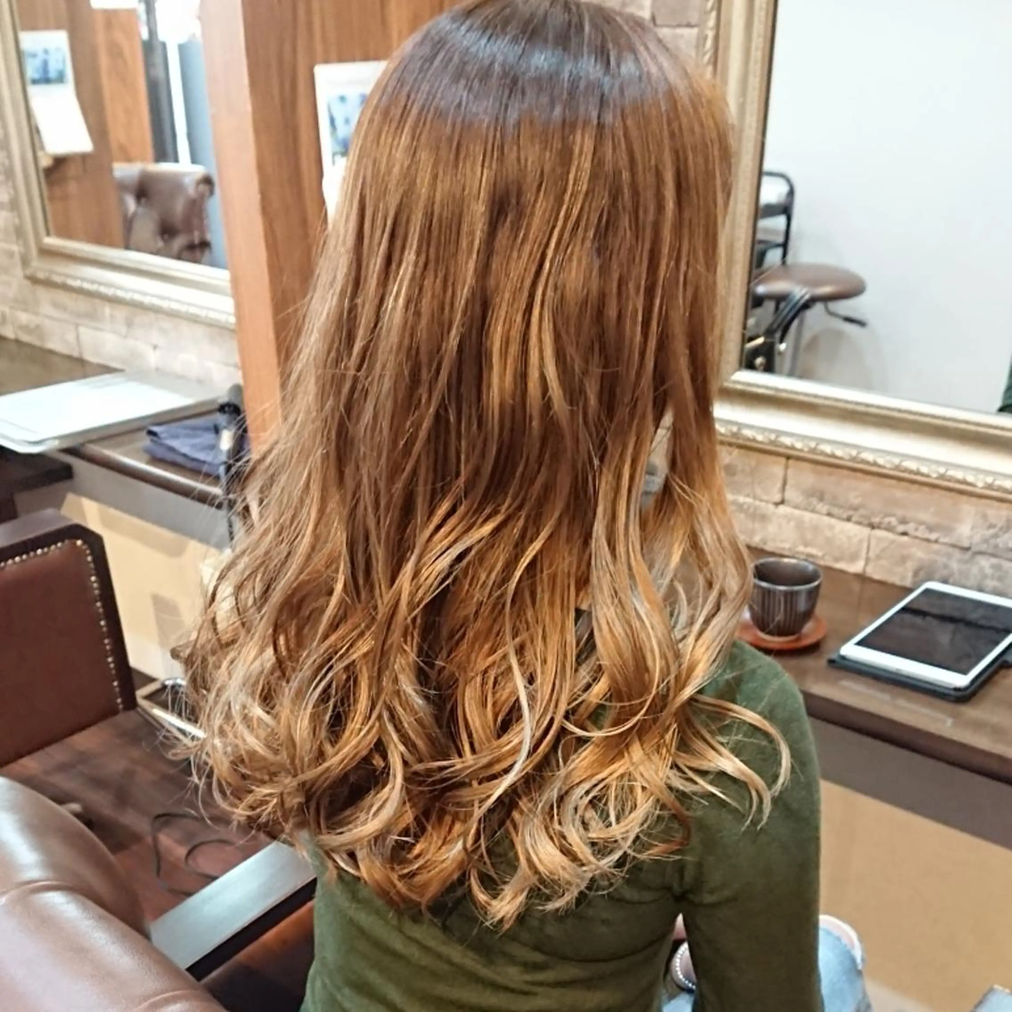 ロング カラー カット ヘアカラー 美髪 カラーリストのヘアスタイル