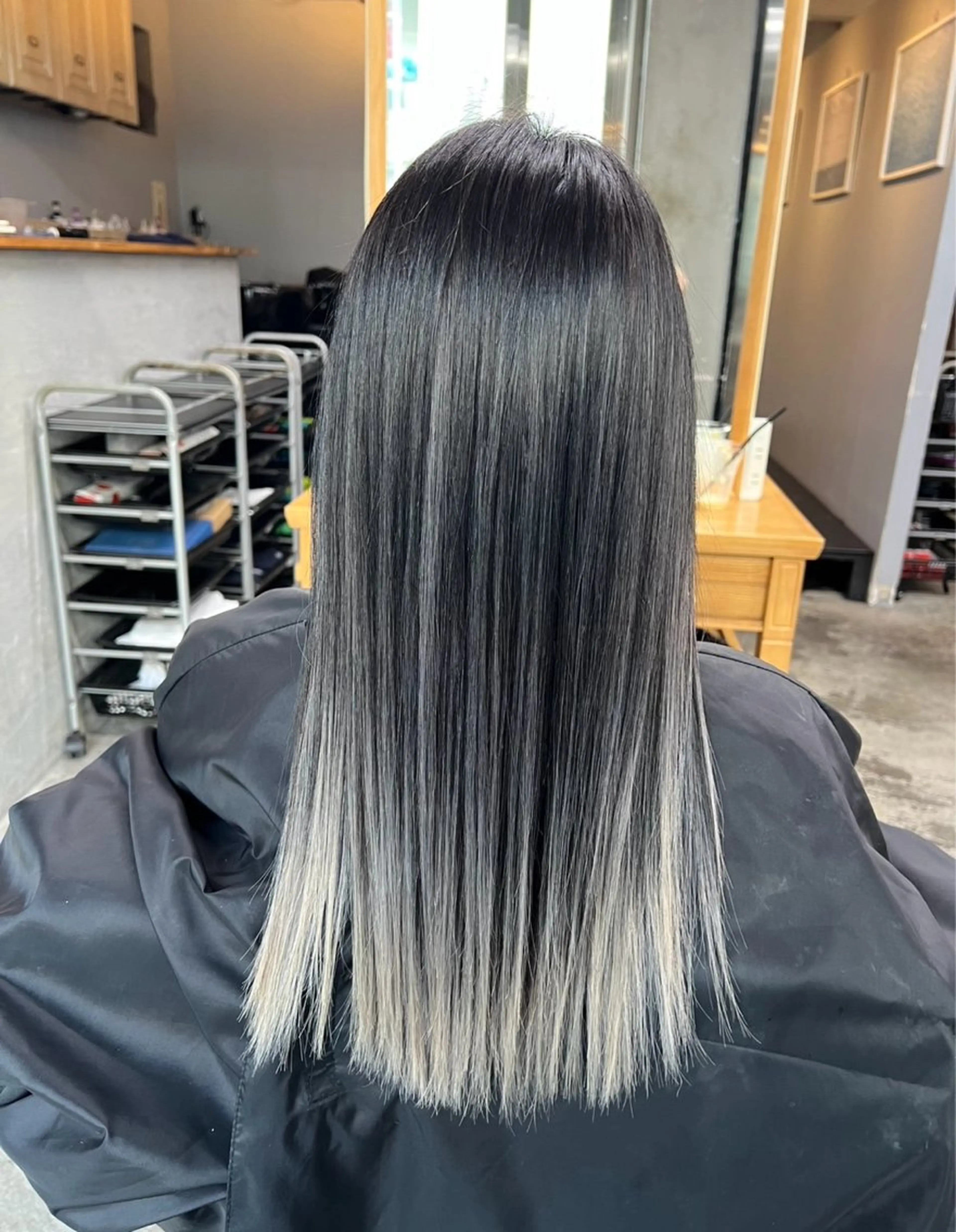 セミロング カラー バレイヤージュ シルバー ホワイトシルバー レイヤーカット ヘアカラー トリートメント ROBIN所属・指名数No.1 /NAOYAのヘアスタイル