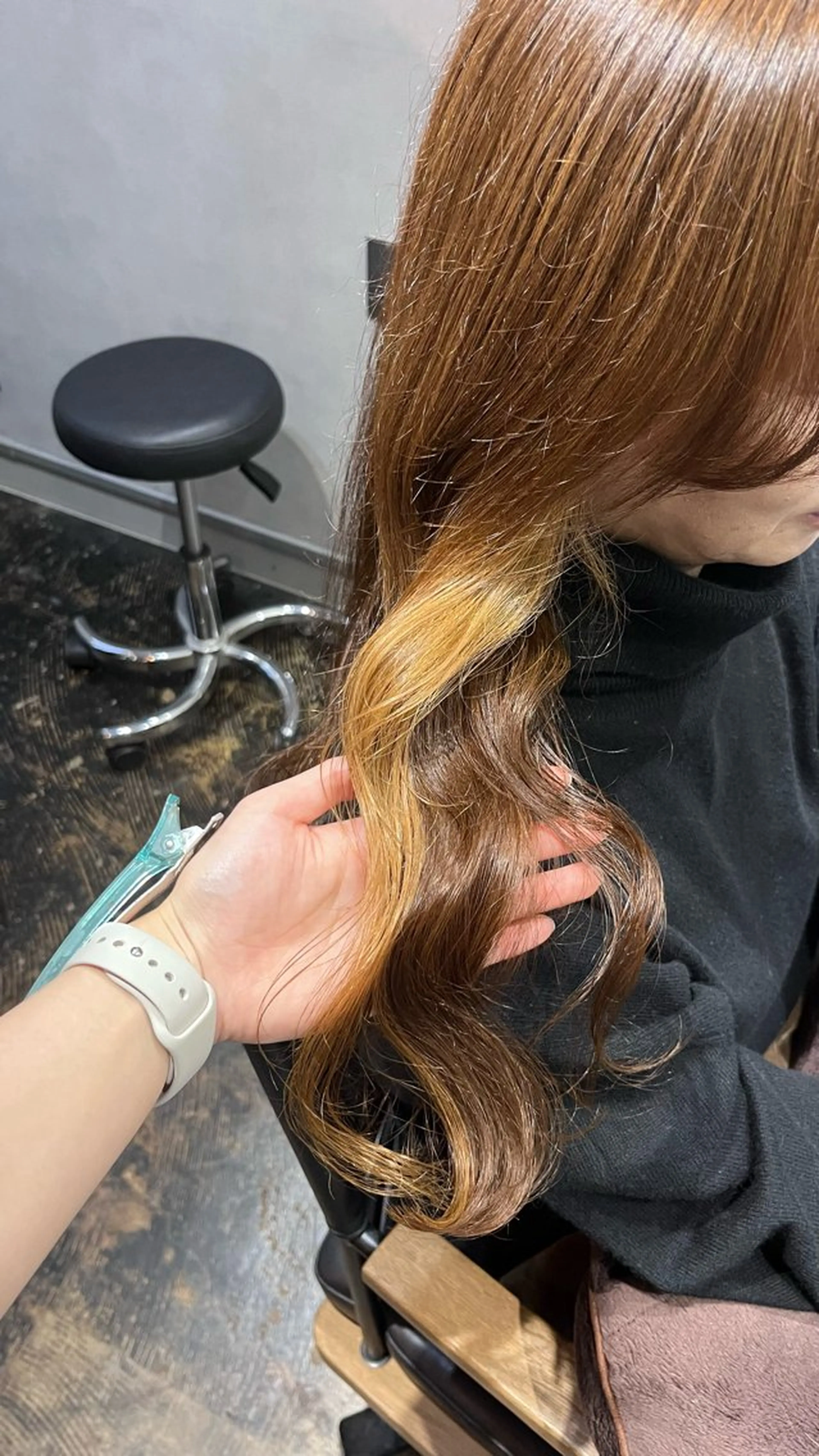 ロング カラー ベージュカラー ブリーチ イヤリングカラー 透明感カラー/パーマ 🌀アオノアユミのヘアスタイル