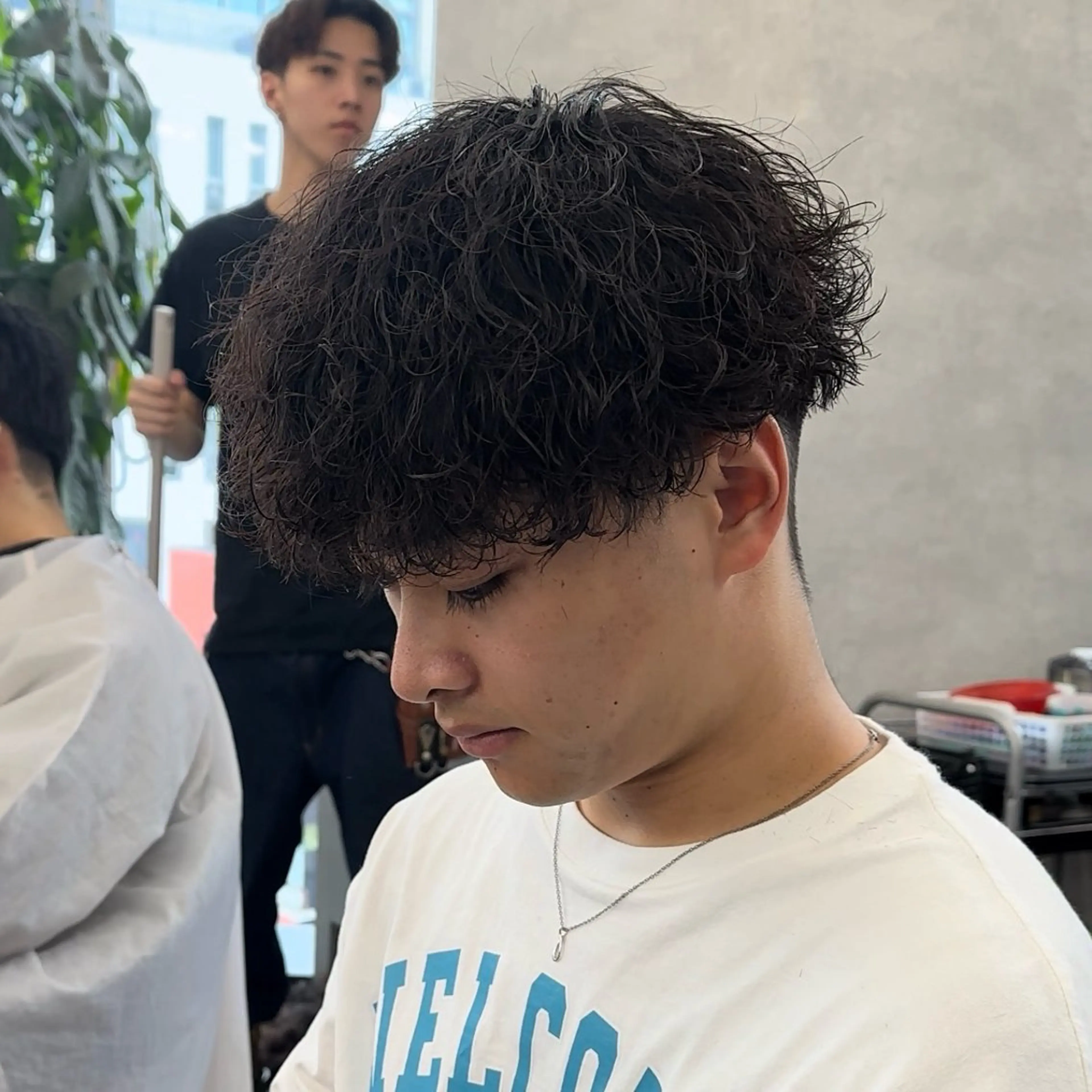 ショート パーマ メンズ センターパート メンズハイライト マッシュ メンズパーマ スペインカール SKILL ikebukuro所属・✂️メンズカット ひろき✂️のヘアスタイル