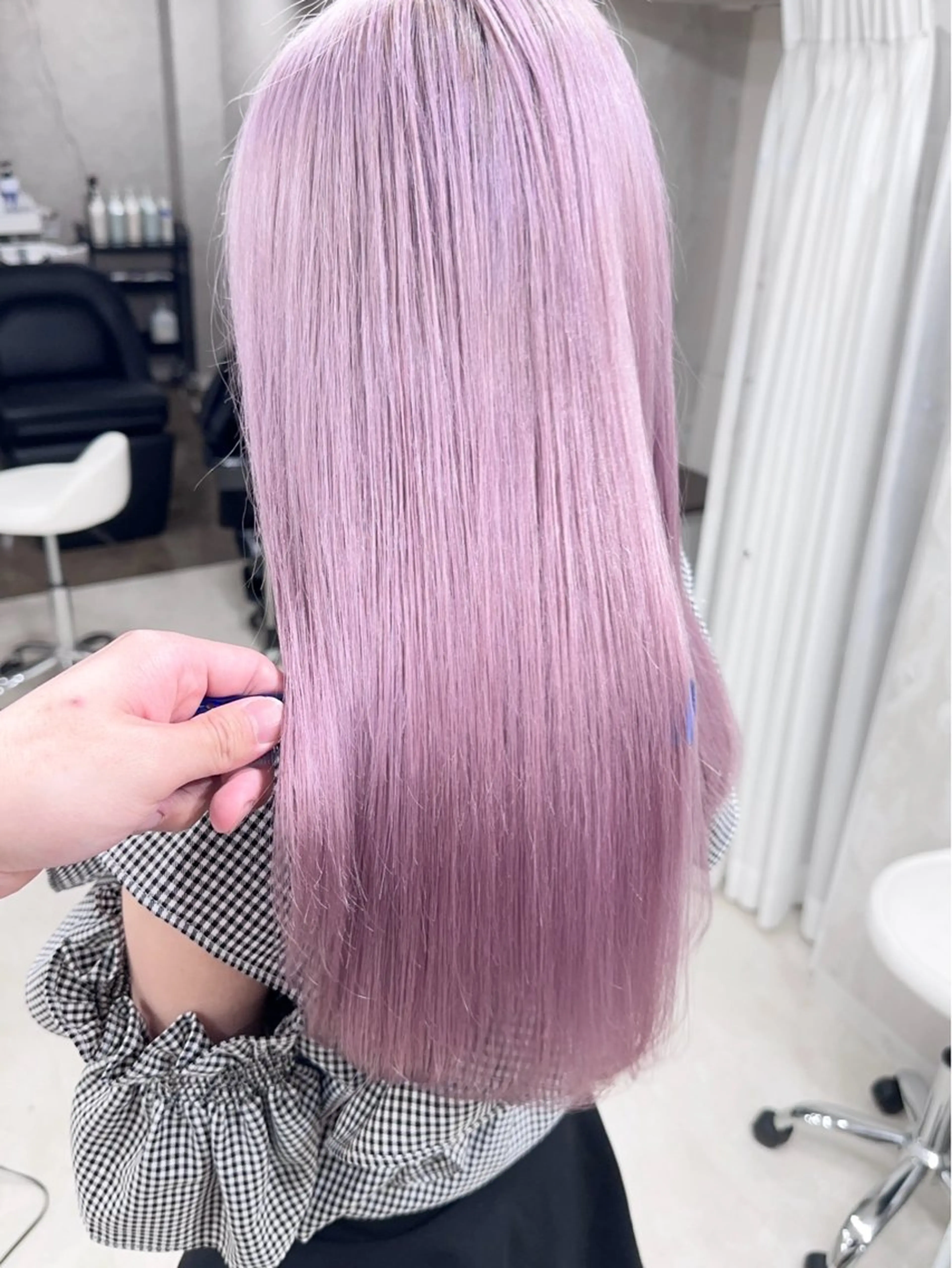 ロング ヘアカラー 前髪カット🩶レイヤ ー🩶ハイトーン🩶のヘアスタイル