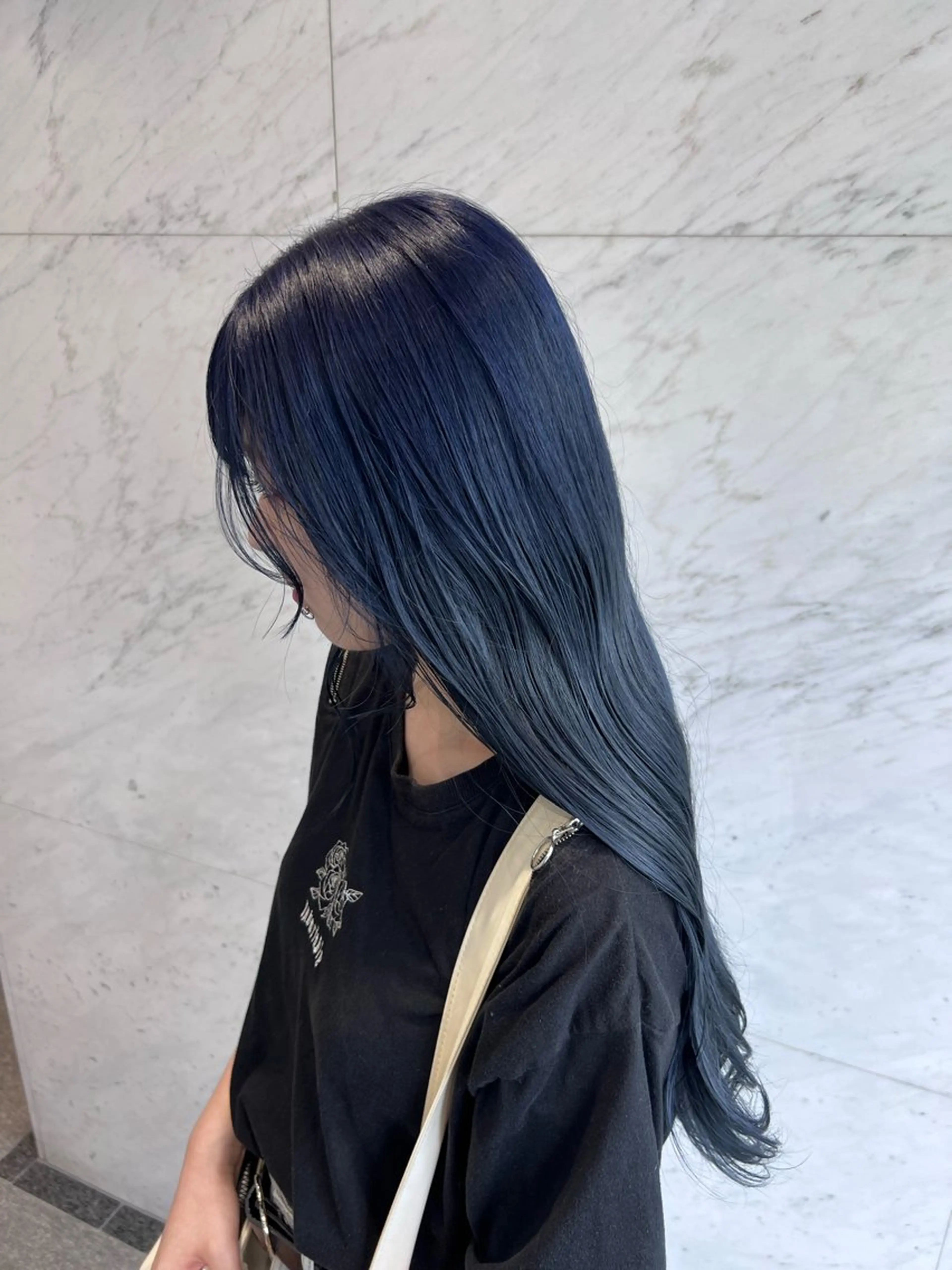 セミロング カラー 黒髪 ブリーチ ブルーカラー ブルーブラック カット ヘアカラー トリートメント Bei Licoldo.Atole  ベイリコルド アトリ所属・ブリーチ、縮毛 髪質改善　宮城一真のヘアスタイル