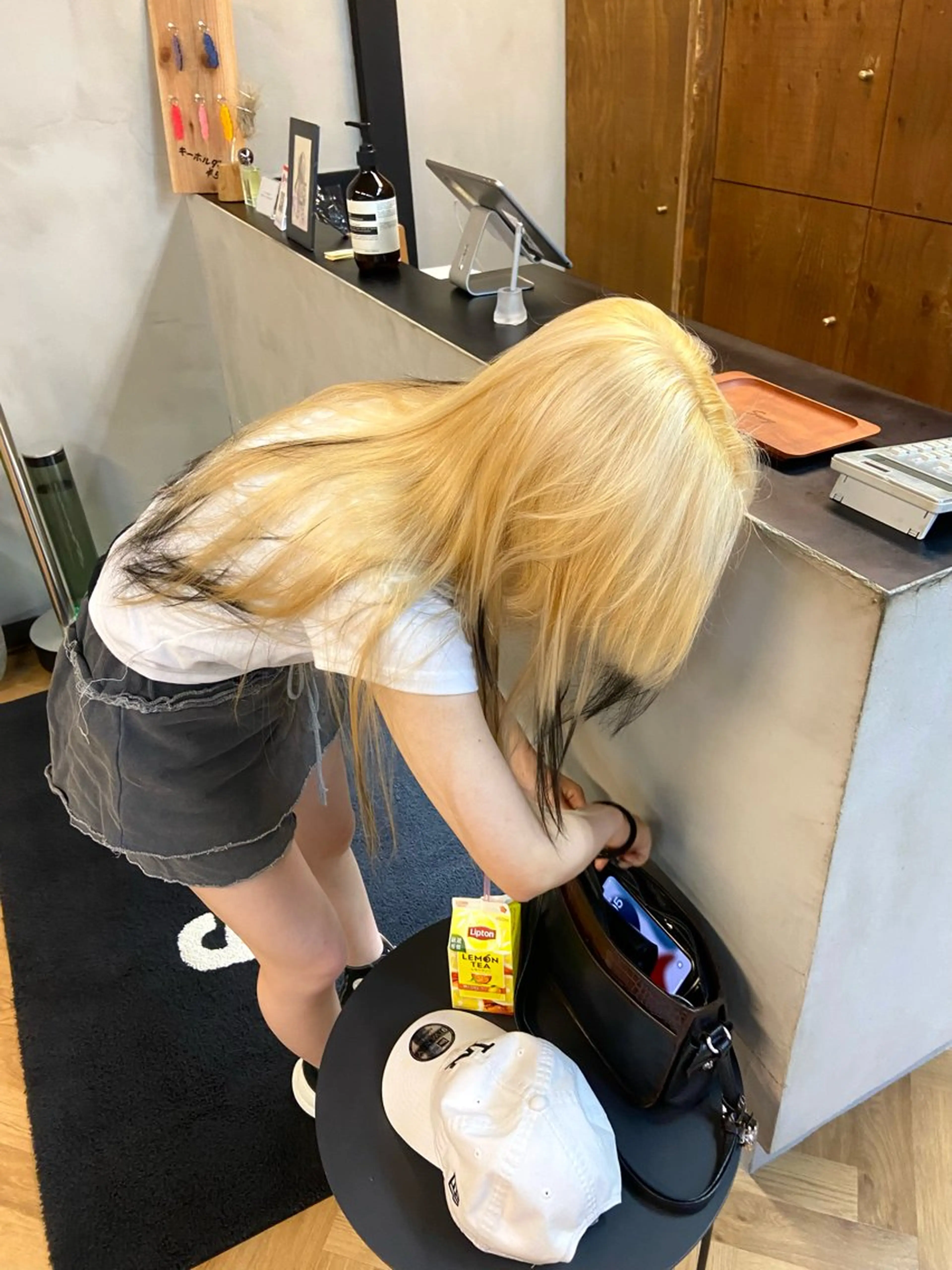 ロング カラー ブリーチ 抜きっぱなしブロンド ブロンド ヘアカラー トリートメント mana／Wカラー／ ブリーチなし暖色のヘアスタイル