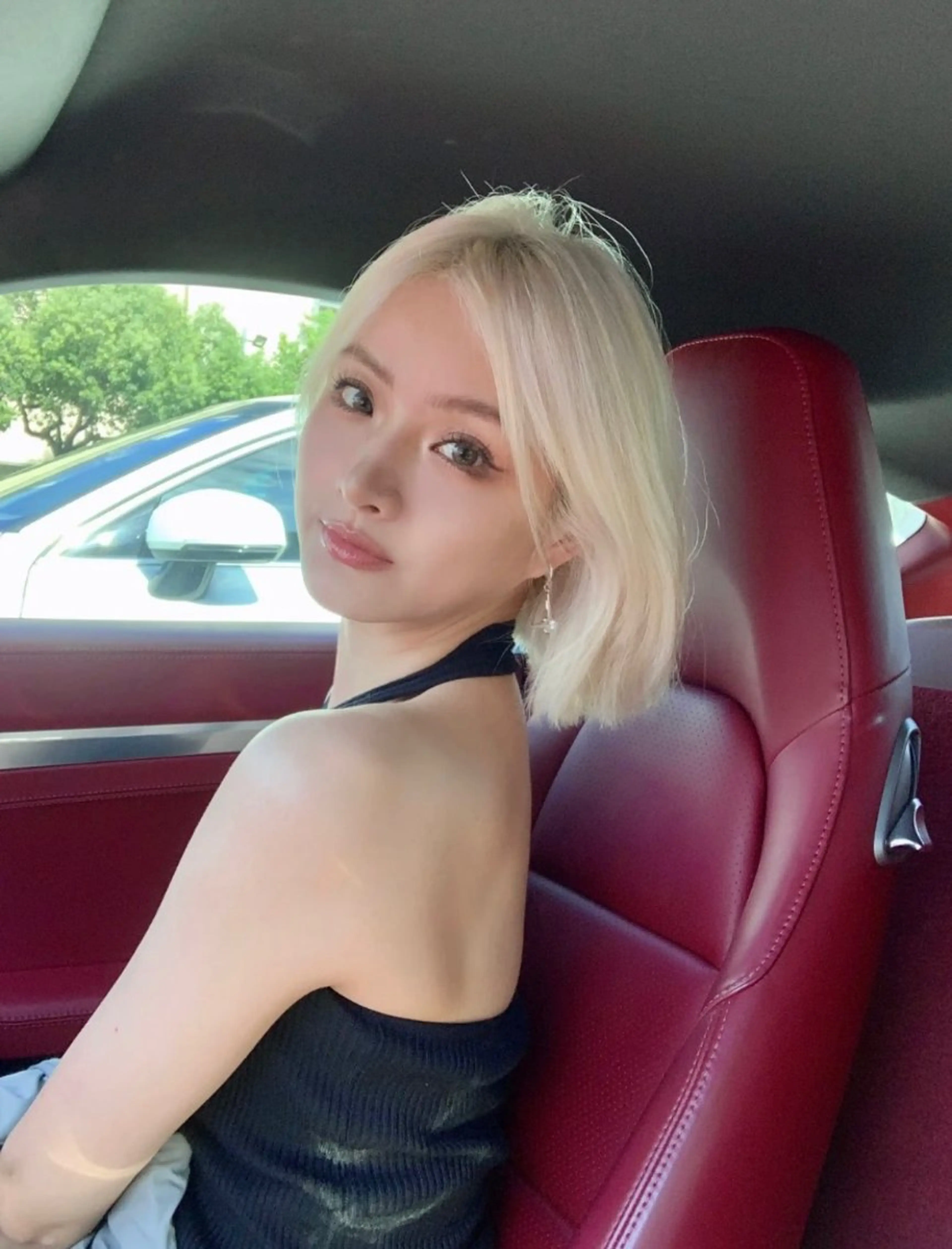 ミディアム カラー ヘアアレンジ 切りっぱなしボブ ブロンド ホワイトブロンド ボブ ヘアカラー トリートメント mina 🌷のヘアスタイル