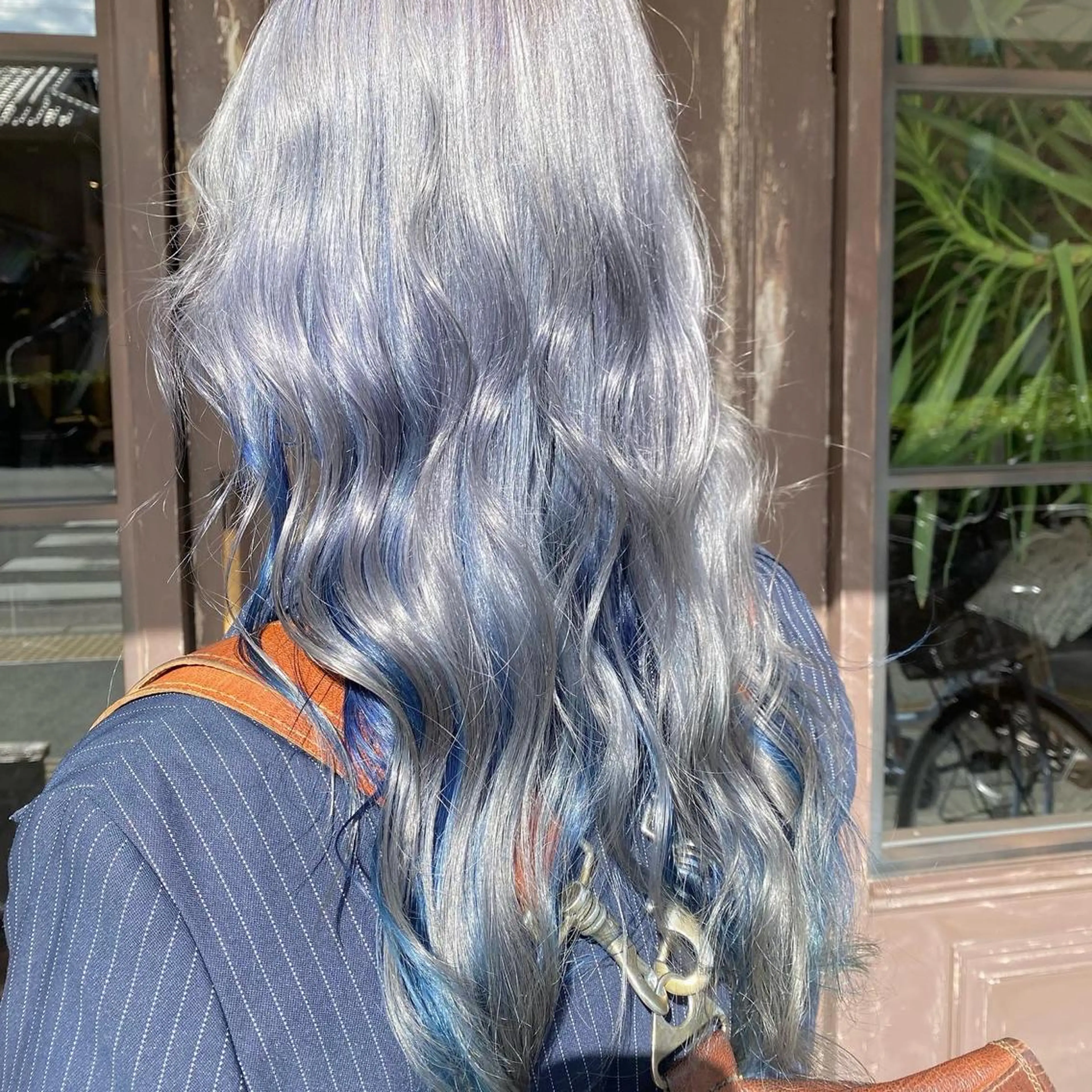 セミロング カラー ブルーカラー シルバー ホワイトシルバー 川越 輝梨奈のヘアスタイル
