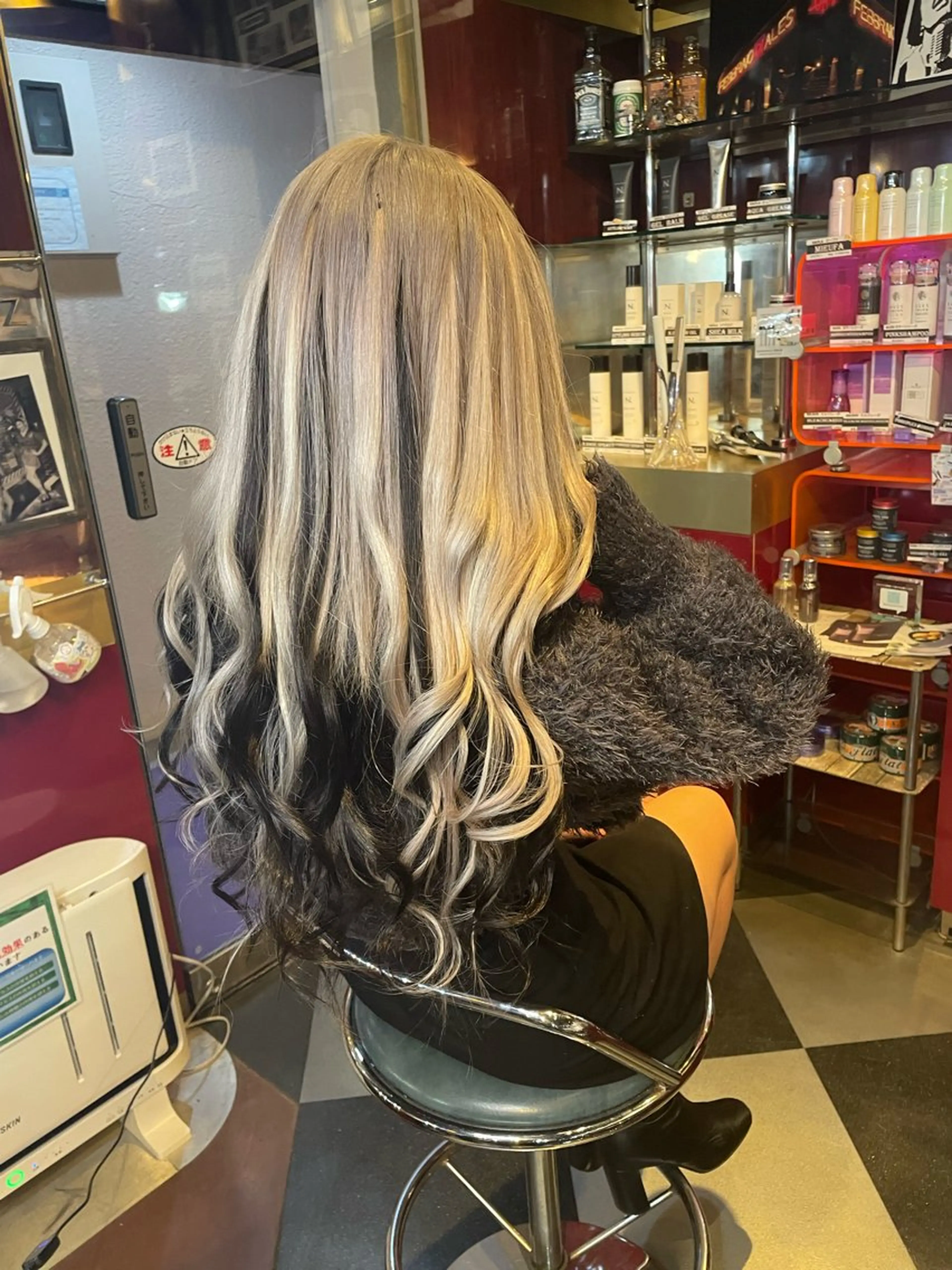 セミロング カラー ブリーチ ケアブリーチ ダブルカラー シルバー ホワイトシルバー 👑派手髪/カット 👑ANRYのヘアスタイル