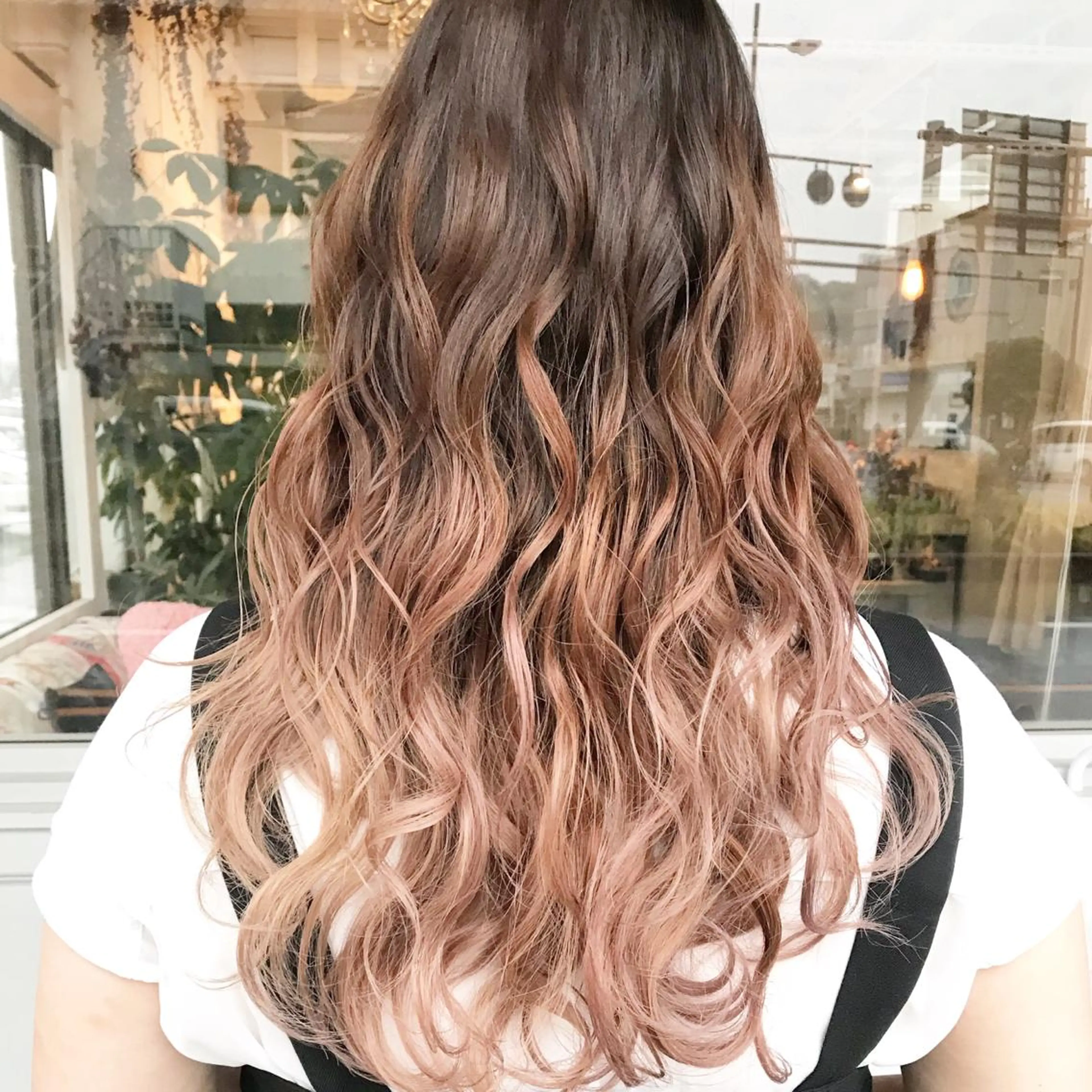セミロング カラー ヘアアレンジ お団子ヘア 切りっぱなしボブ バレイヤージュ ブリーチ グラデーションカラー Mariana/ 鶴原-ハイライトのヘアスタイル