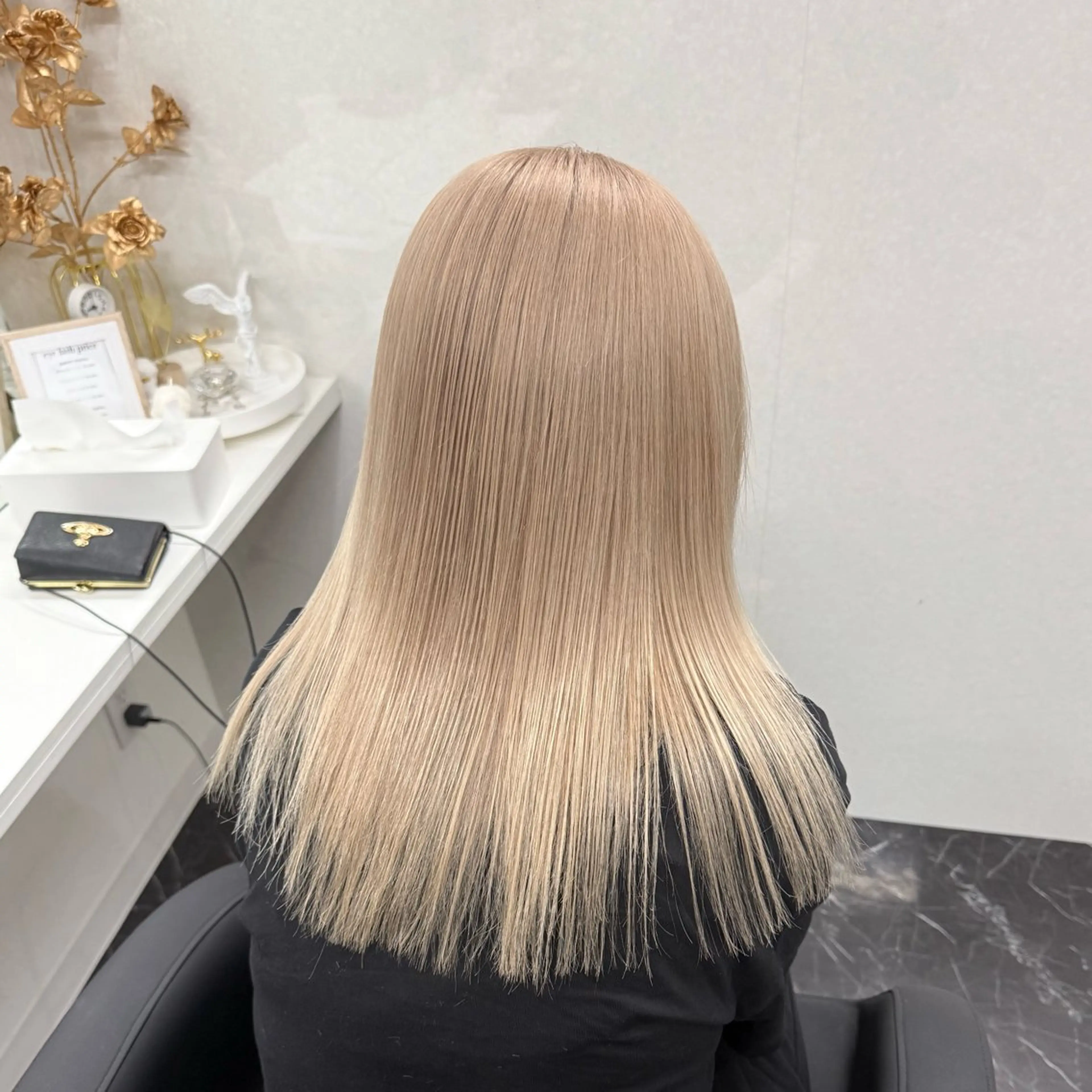 セミロング カラー ベージュカラー ブリーチ ブロンド デザインカラー グレージュ ヘアカラー トリートメント ハイトーン/ 髪質改善/上質艶髪のヘアスタイル