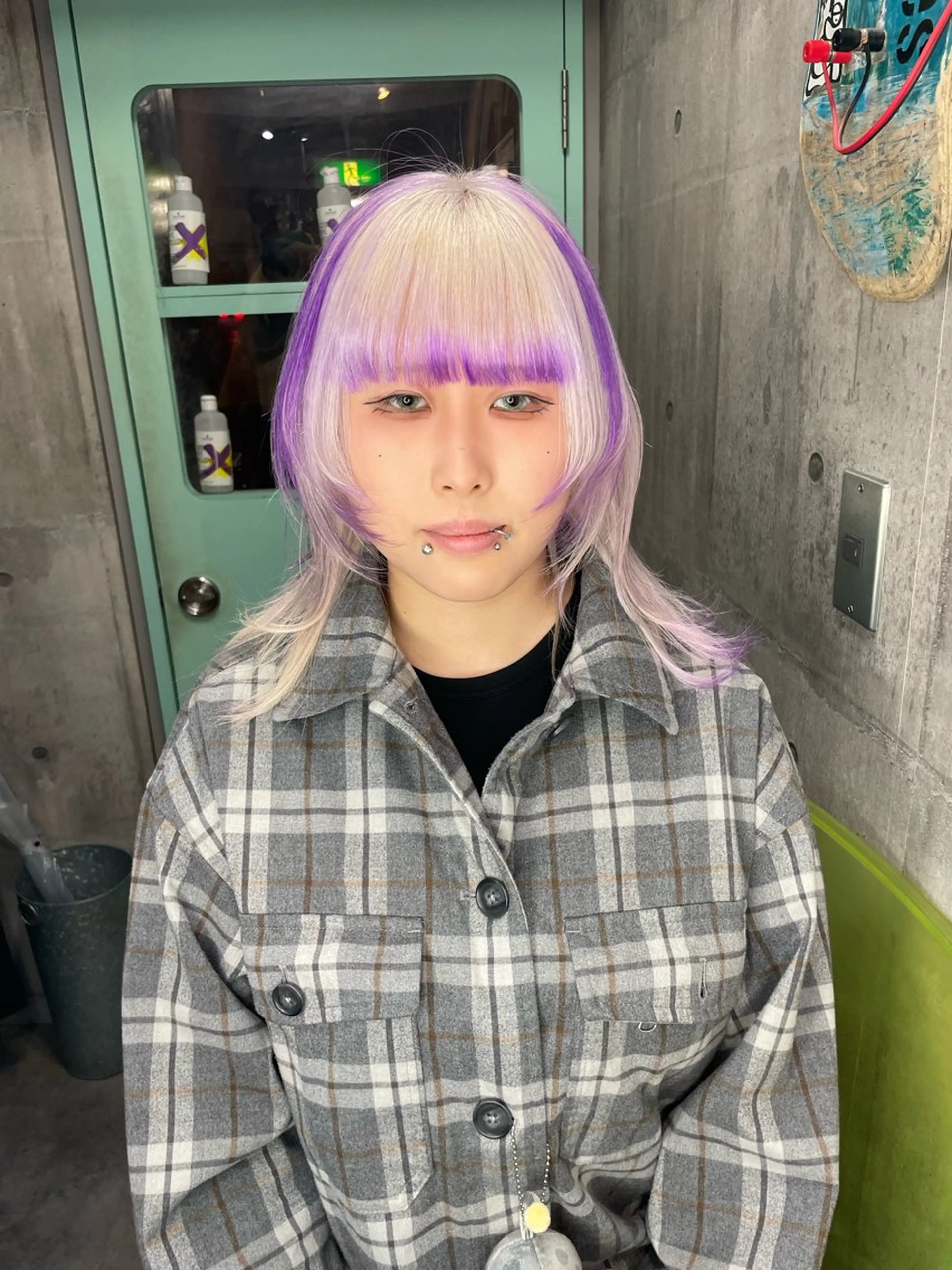 セミロング カラー デザインカラー パープルカラー ウルフカット ホワイト&レイヤーカ ットエクステ長畠俊輔のヘアスタイル