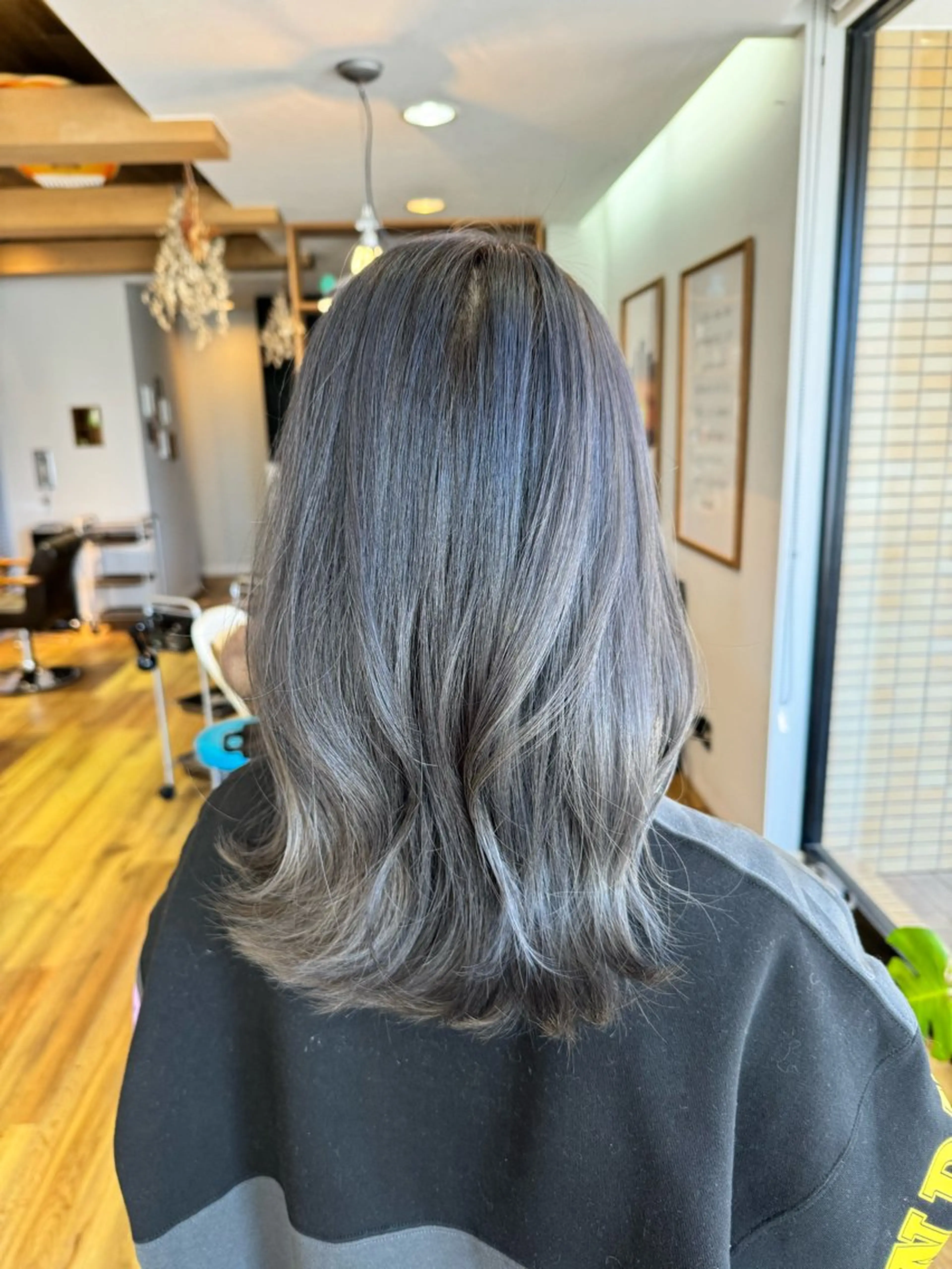 ロング カラー ブリーチ ブルーカラー ブルーグレー ブルーグレージュ グレージュ ヘアカラー トリートメント ツキダテ ユイのヘアスタイル