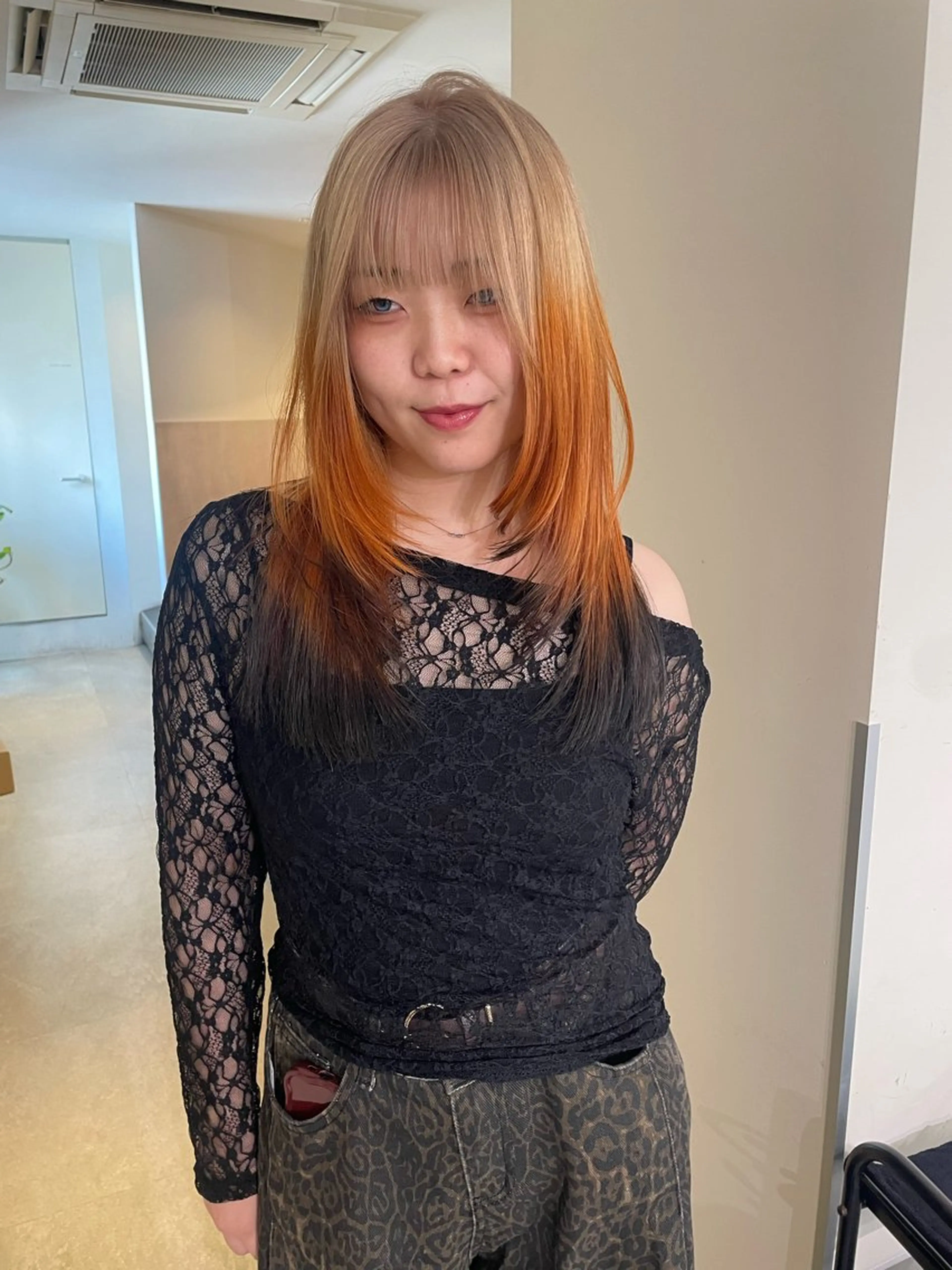 ロング カラー ロングレイヤー ブリーチ ケアブリーチ デザインカラー グラデーションカラー カット ヘアカラー トリートメント MIU/ルーツカラー ボブ/顔周りレイヤーのヘアスタイル