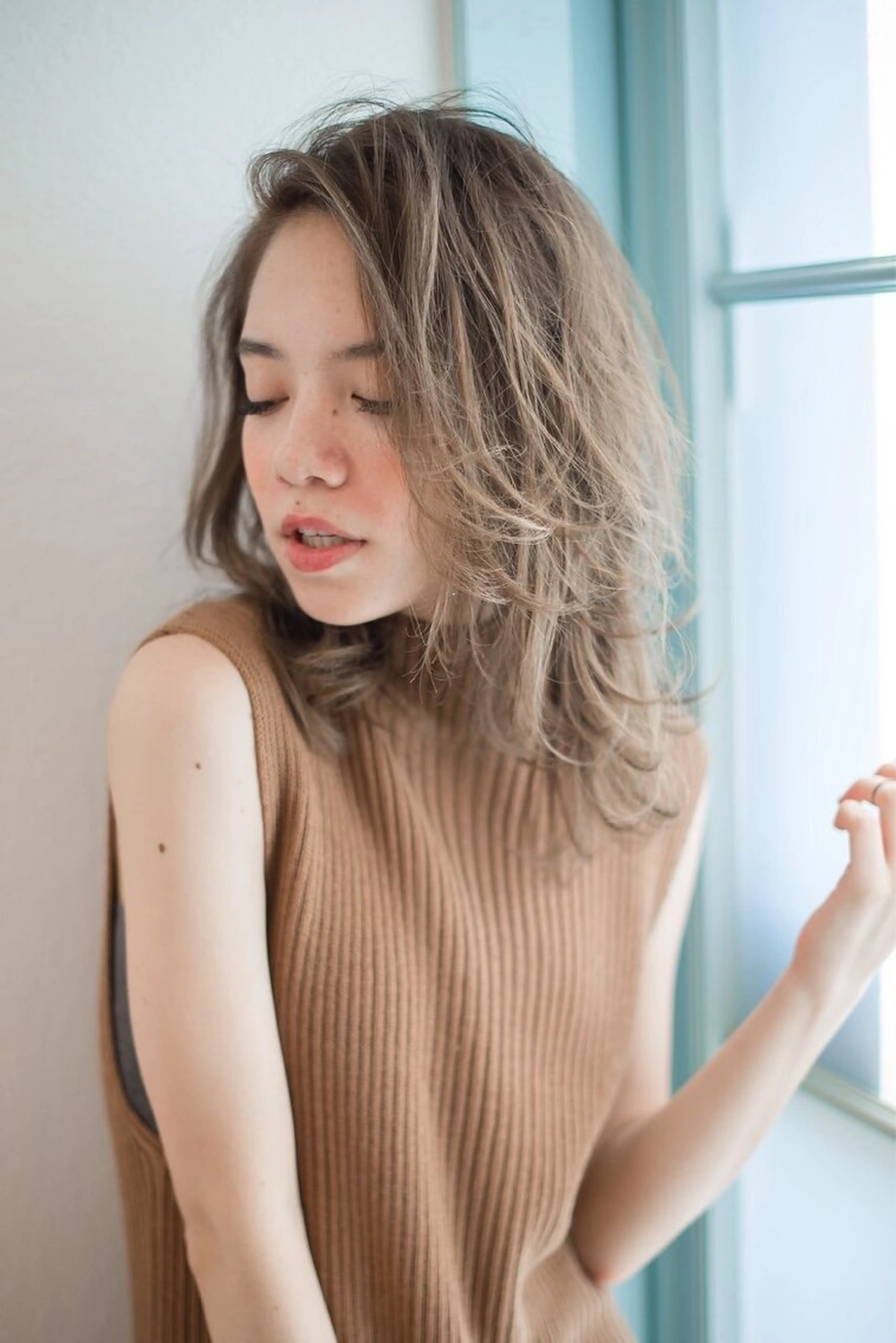セミロング セミロングパーマ 外国人風カラー ハイライト 韓国風ヘア レイヤーカット 大野 まなかのヘアスタイル