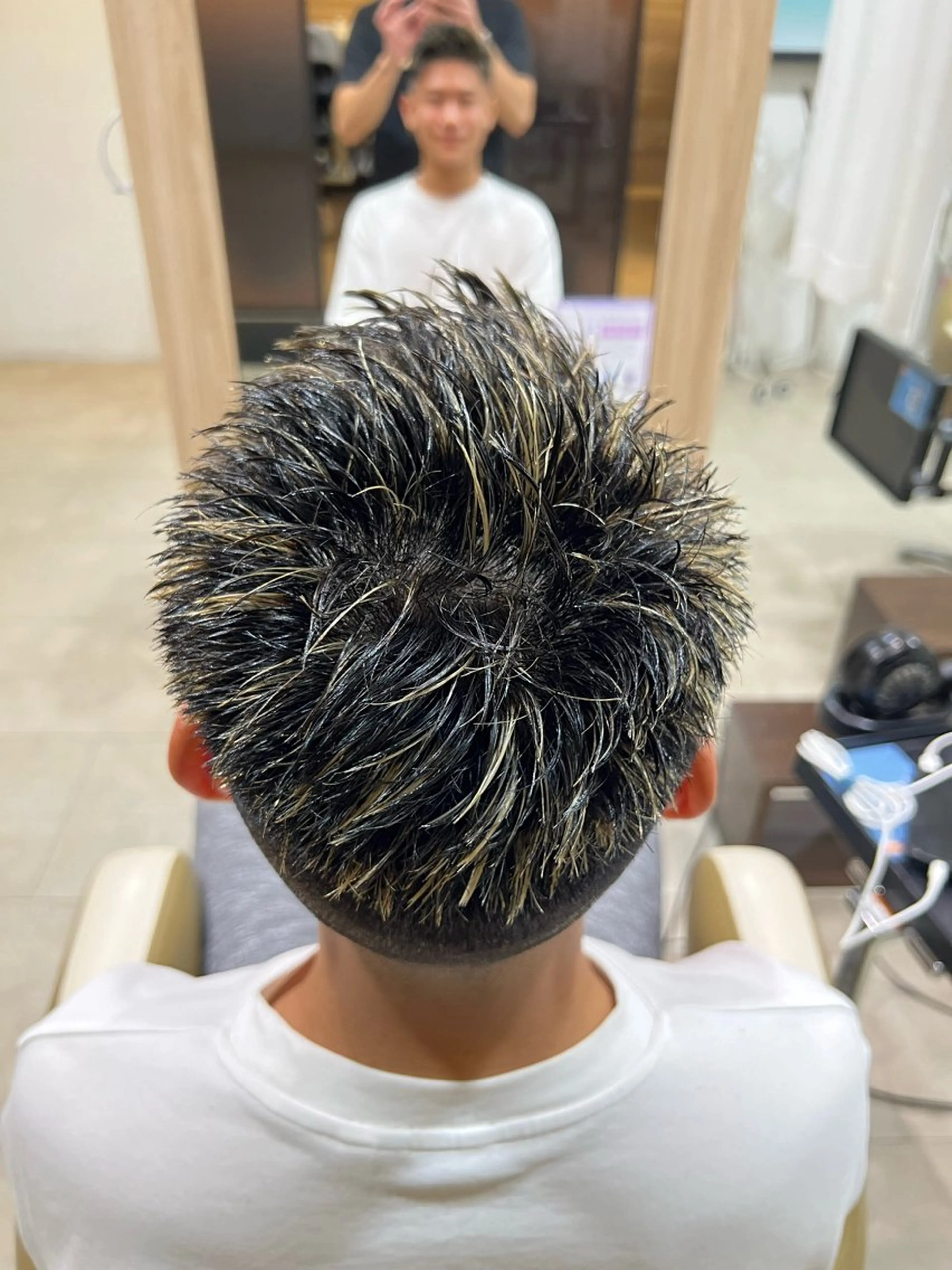 カラー メンズ メンズメッシュ モヒカン メッシュ 心斎橋バレイヤージュ 小林勝貴のヘアスタイル