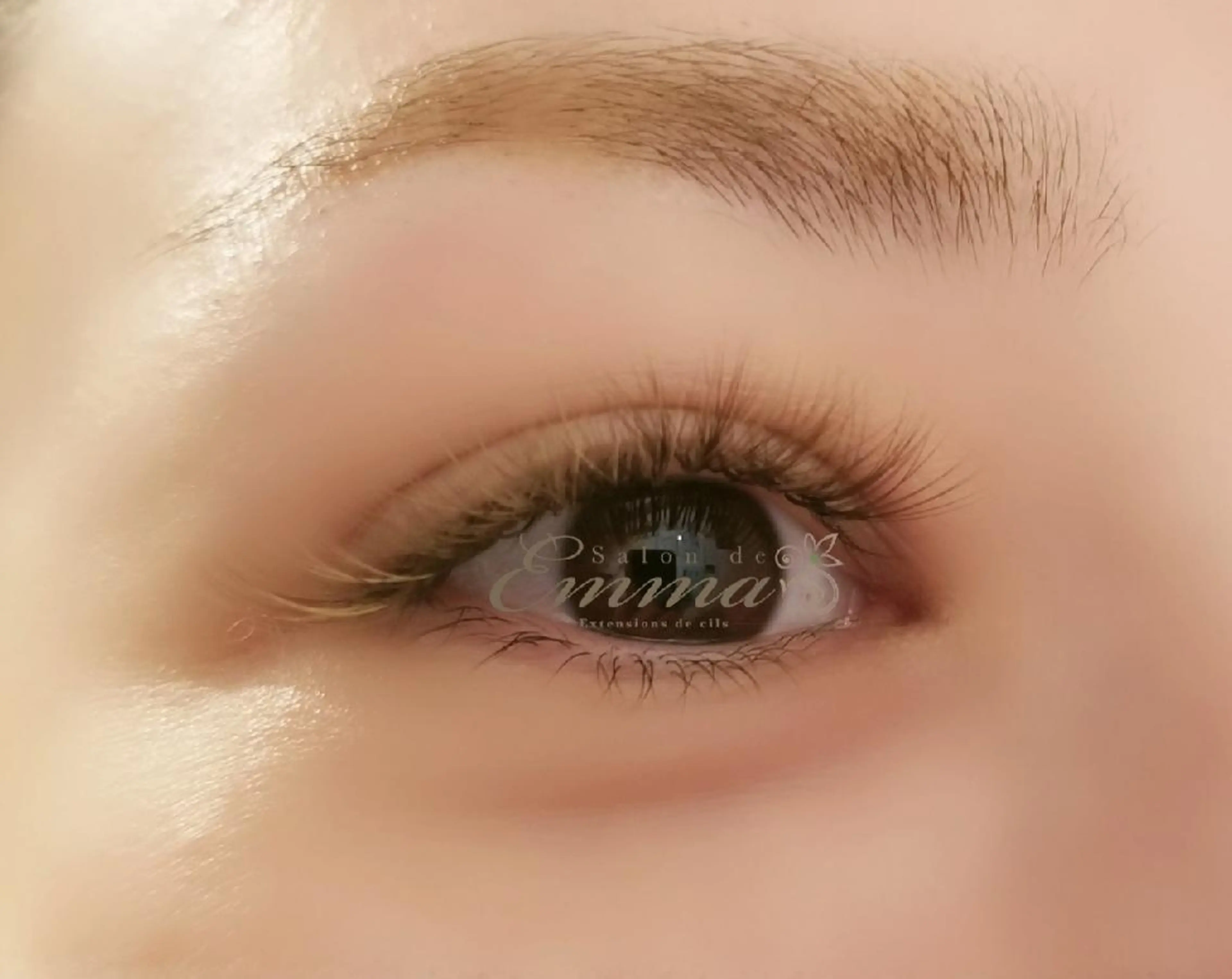 マツエク・マツパ カラーマツエク ボリュームラッシュ EMMA plus．のマツエク・マツパデザイン